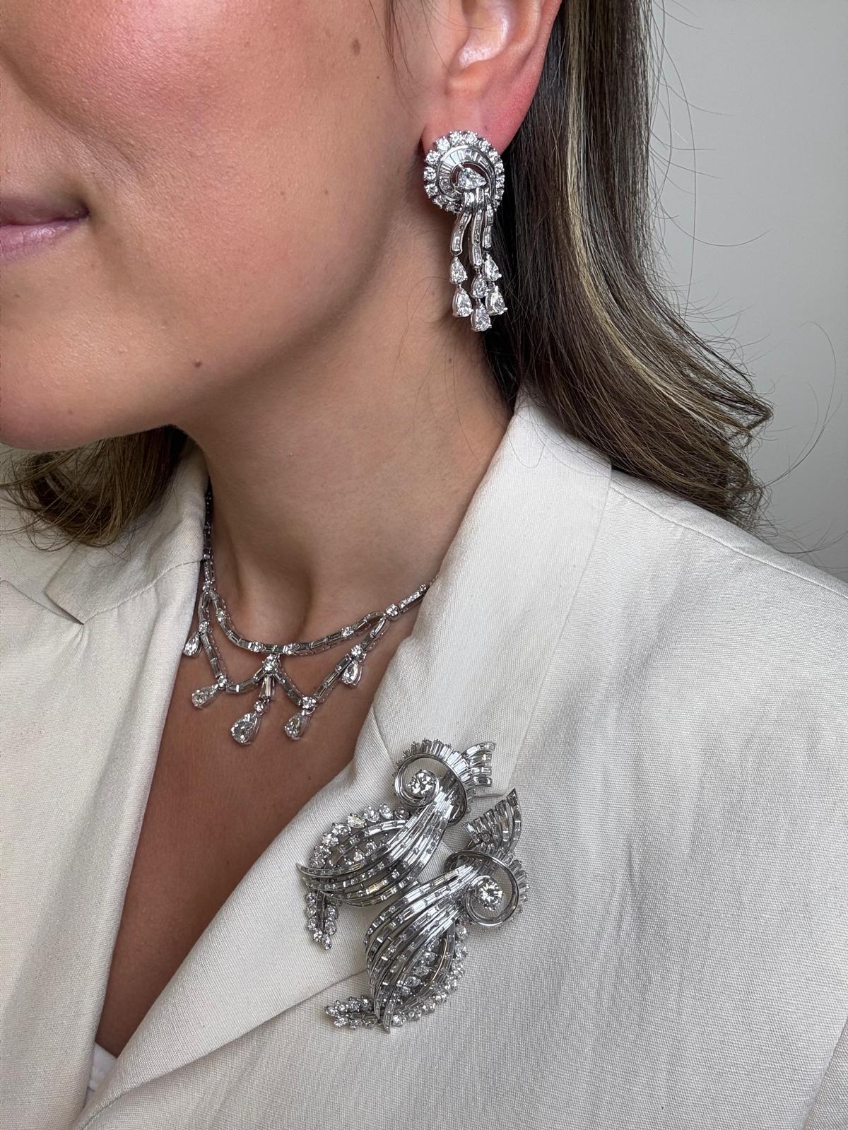 Platinum Diamond Swirl Brooch Convertible Clip Excellent état - En vente à Great Neck Plaza, NY