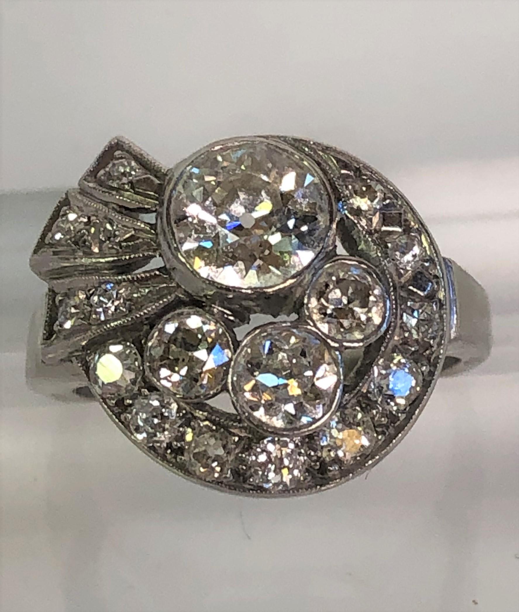 Platinum Diamond Swirl Design Ring In Good Condition In Cincinnati, OH