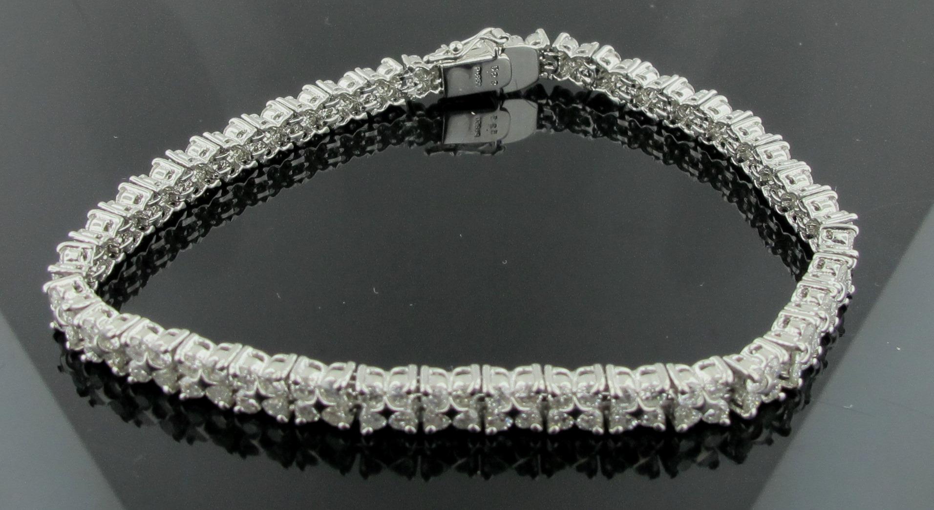 Platinum and Diamond Tennis Bracelet In Excellent Condition For Sale In Palm Desert, CA