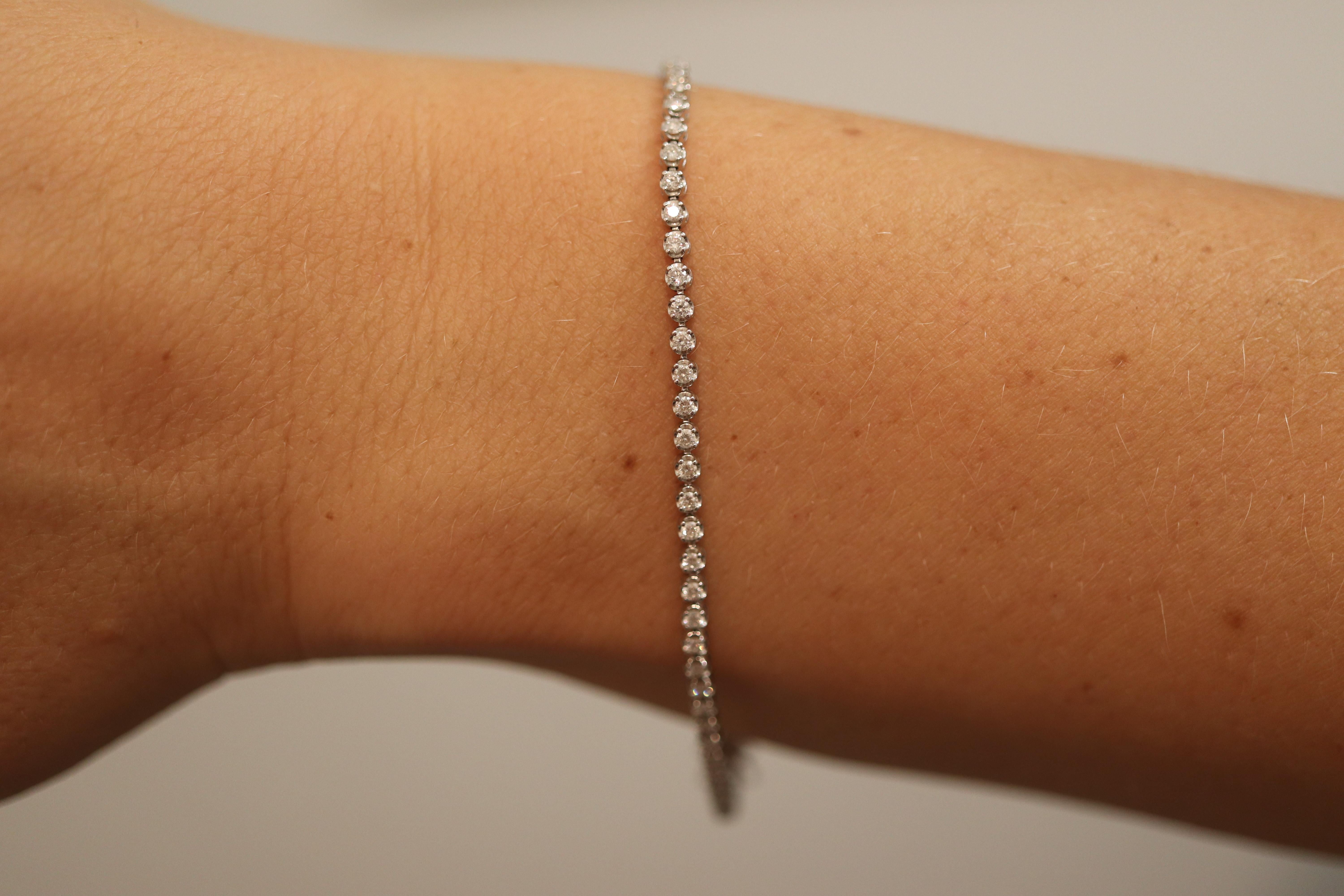 Diamant-Tennisarmband.

Platin PT850 Einstellung

Einzelheiten:
7in Länge
4Gramm Gesamtgewicht
1ctw Gesamt SI Klarheit G Farbe
2.5 mm breit