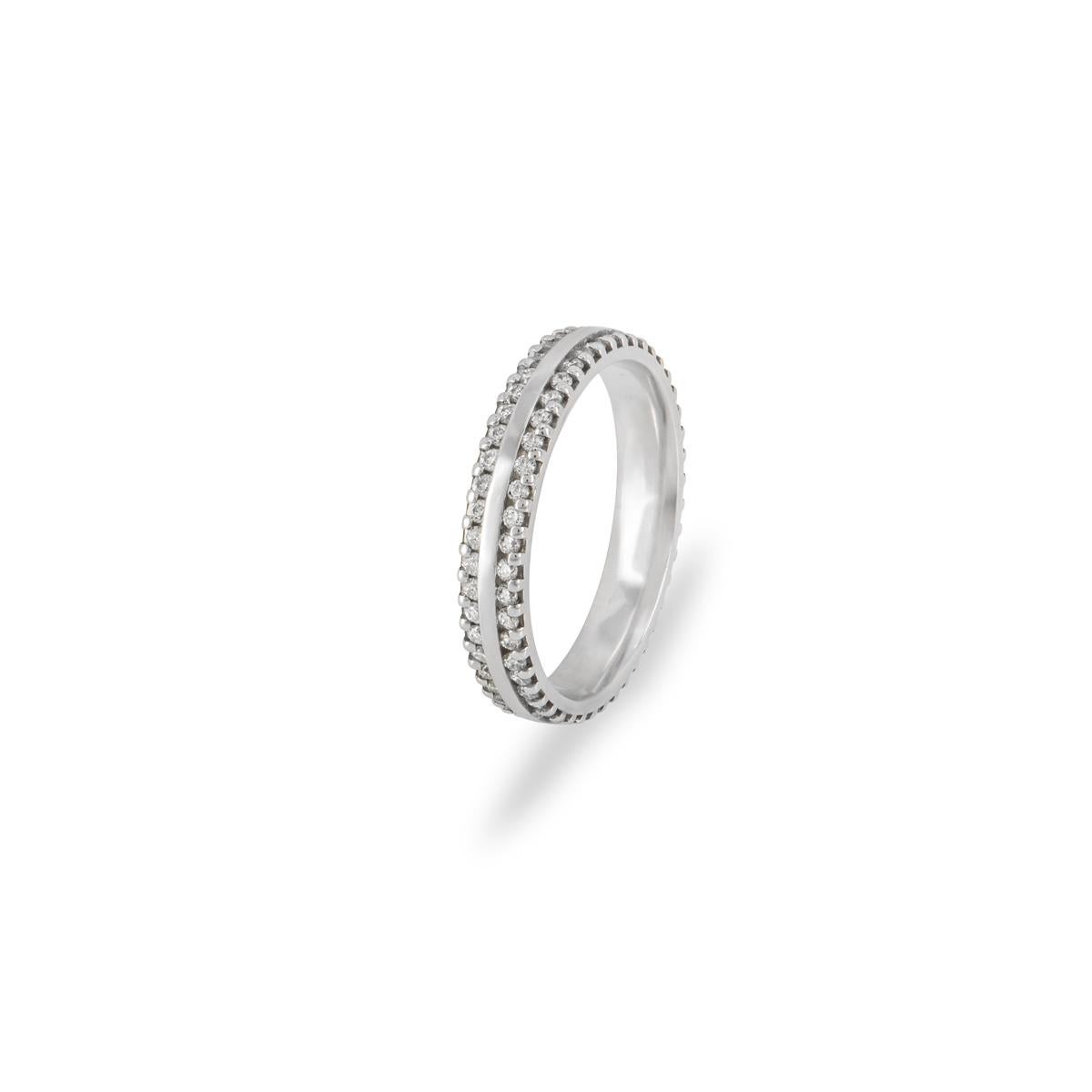 Una fascia per l'eternità completa unisex in platino con diamante. L'anello nuziale presenta due file, ciascuna con i bordi incastonati con 46 diamanti rotondi taglio brillante per un peso totale di 0,53 carati, colore G-I e purezza SI. L'anello da