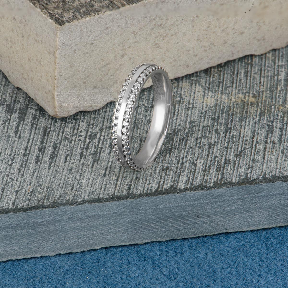 Anello a eternità completa con diamante a due file in platino da 0,53 carati in vendita 1