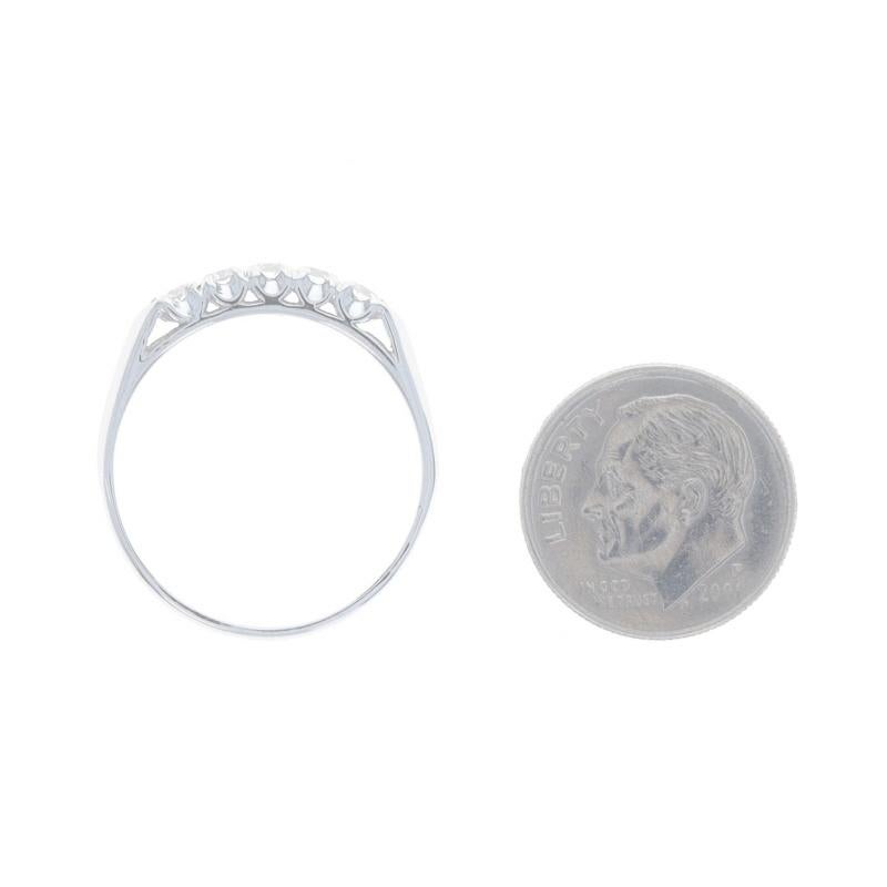 Fede nuziale in platino con diamante vintage a cinque pietre - Anello a taglio 900 Rnd.50ctw in vendita 1