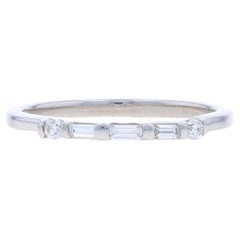 Anneau de mariage en platine avec diamant baguette et rond brillant .20ctw Three-Stone Ring