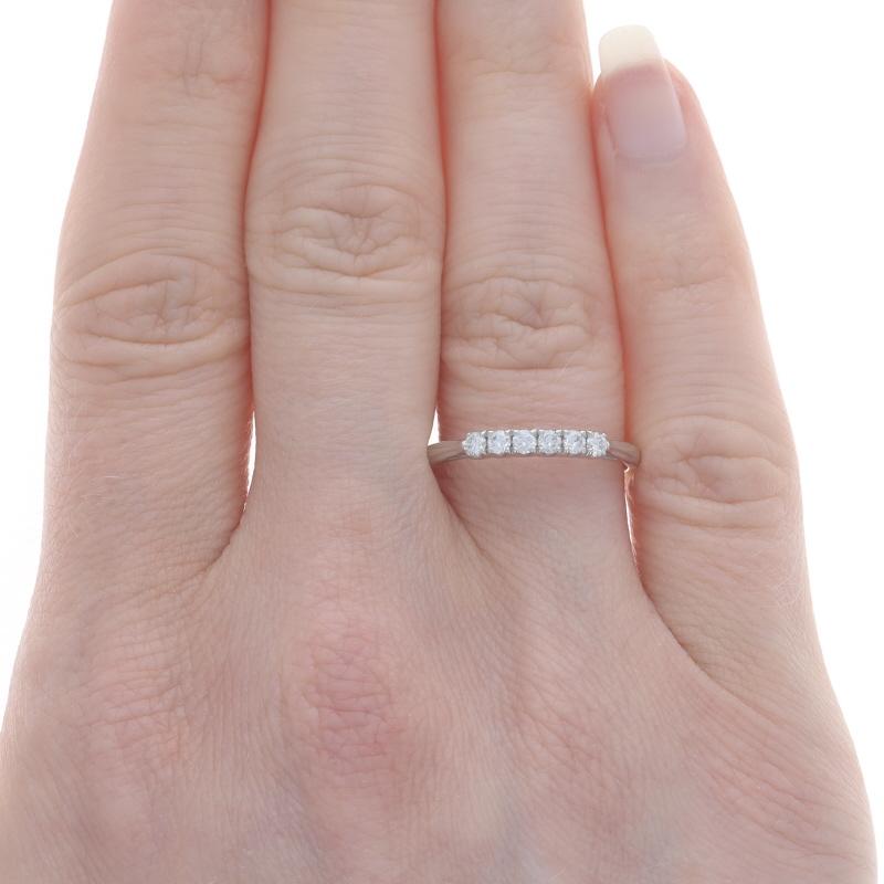 Platin-Diamant-Ehering - Runder Brillant 0,24ctw Sechs-Stein-Ring (Rundschliff) im Angebot