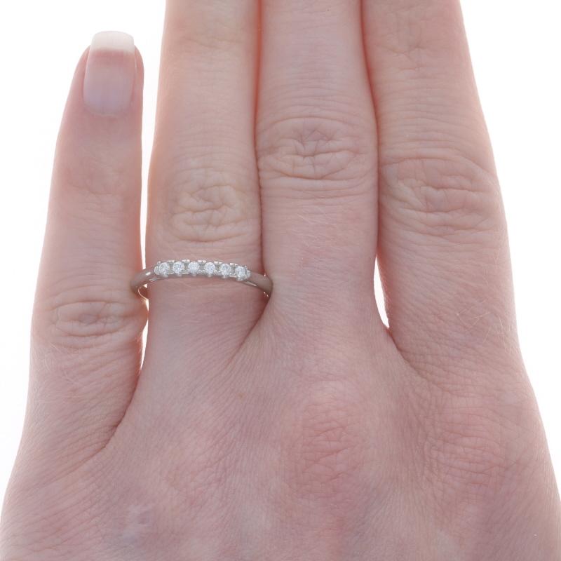 Platin-Diamant-Ehering - Runder Brillant .12ctw Sechs-Stein-Ring (Rundschliff) im Angebot