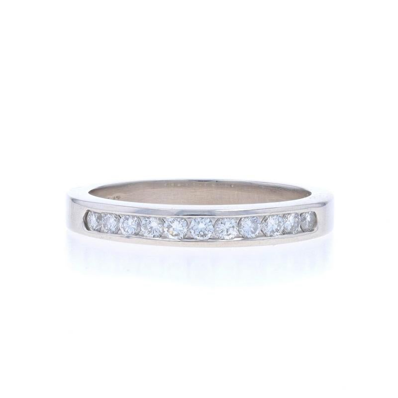 Größe: 5 1/2
Sizing-Gebühr: Eine halbe Größe kleiner für $40

Metallgehalt: Platin

Informationen zu Stein

Natürliche Diamanten
Karat(e): .30ctw
Schliff: Runder Brillant
Farbe: G - H
Reinheit: VS1 - VS2

Karat gesamt: 0.3ctw

Stil: Ehering mit