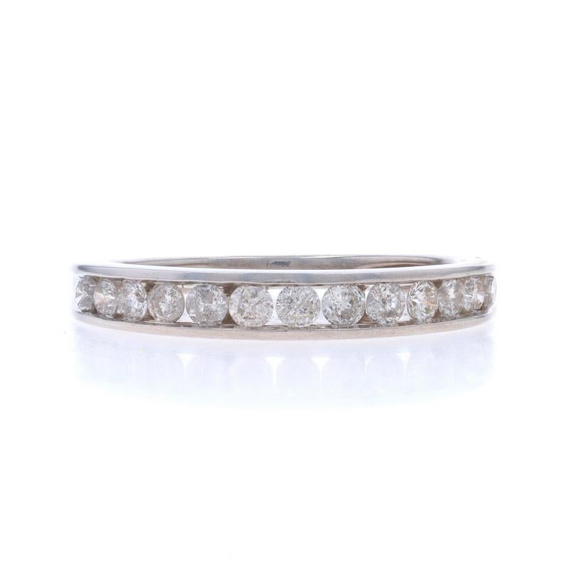 Taille : 6 1/2

Contenu en métal : 90% Platine

Informations sur les pierres

Diamants naturels
Carat(s) : .50ctw
Coupe : Brillant rond
Couleur : J - K.
Clarté : I1 - I2

Total des carats : .50ctw

Style : Alliance avec diamants
Caractéristiques :