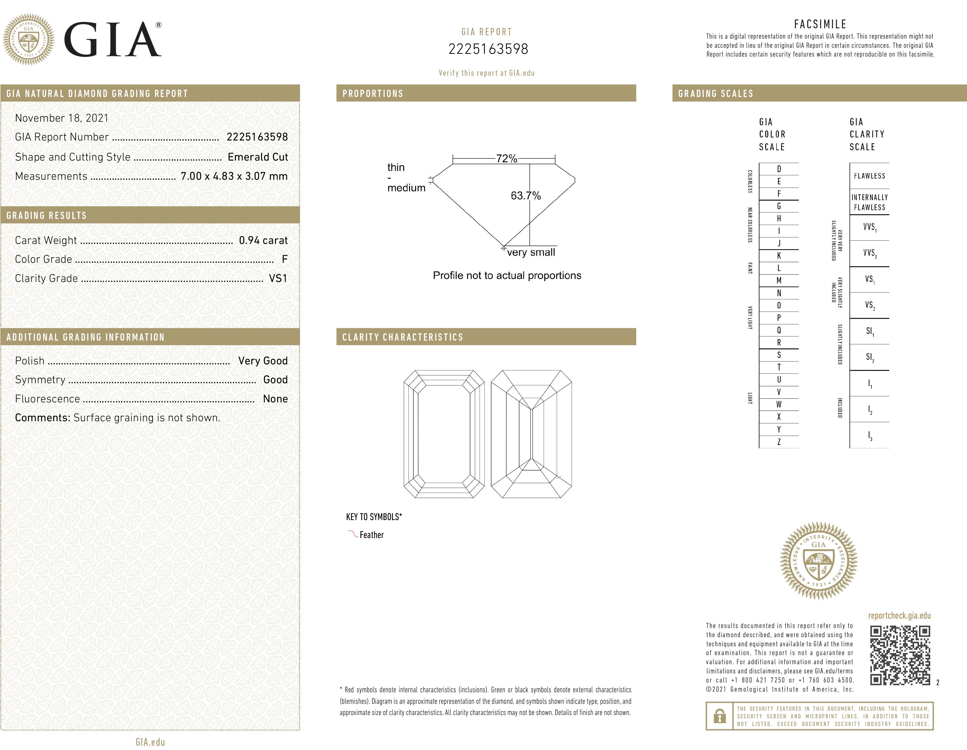 Alliance en platine et diamants pour dames.
Estampillé Plat et pèse 5.3 grammes. 
Le diamant central est de taille émeraude, 0,94 carats, couleur F, pureté VS1, bonne taille.
Le numéro du rapport d'évaluation de la GIA est 2225163598.
Sur les côtés,