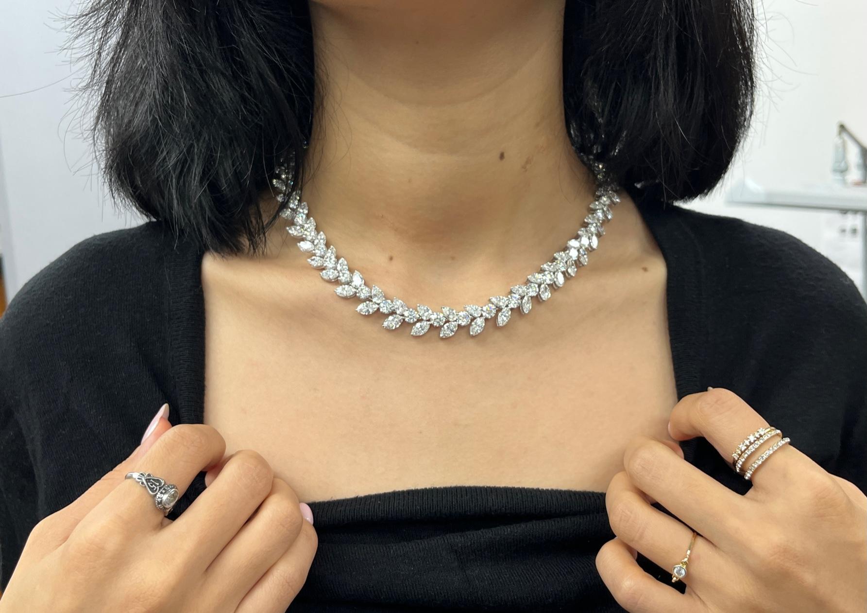 Der Kranz Stil Platin und Diamanten Halskette, misst 16 Zoll lang. Dieses fein gearbeitete Schmuckstück wurde in einer Werkstatt in New York City maßgefertigt und ist mit 141 Diamanten von insgesamt 59,29 Karat in Zacken besetzt. Abwechselnd runde