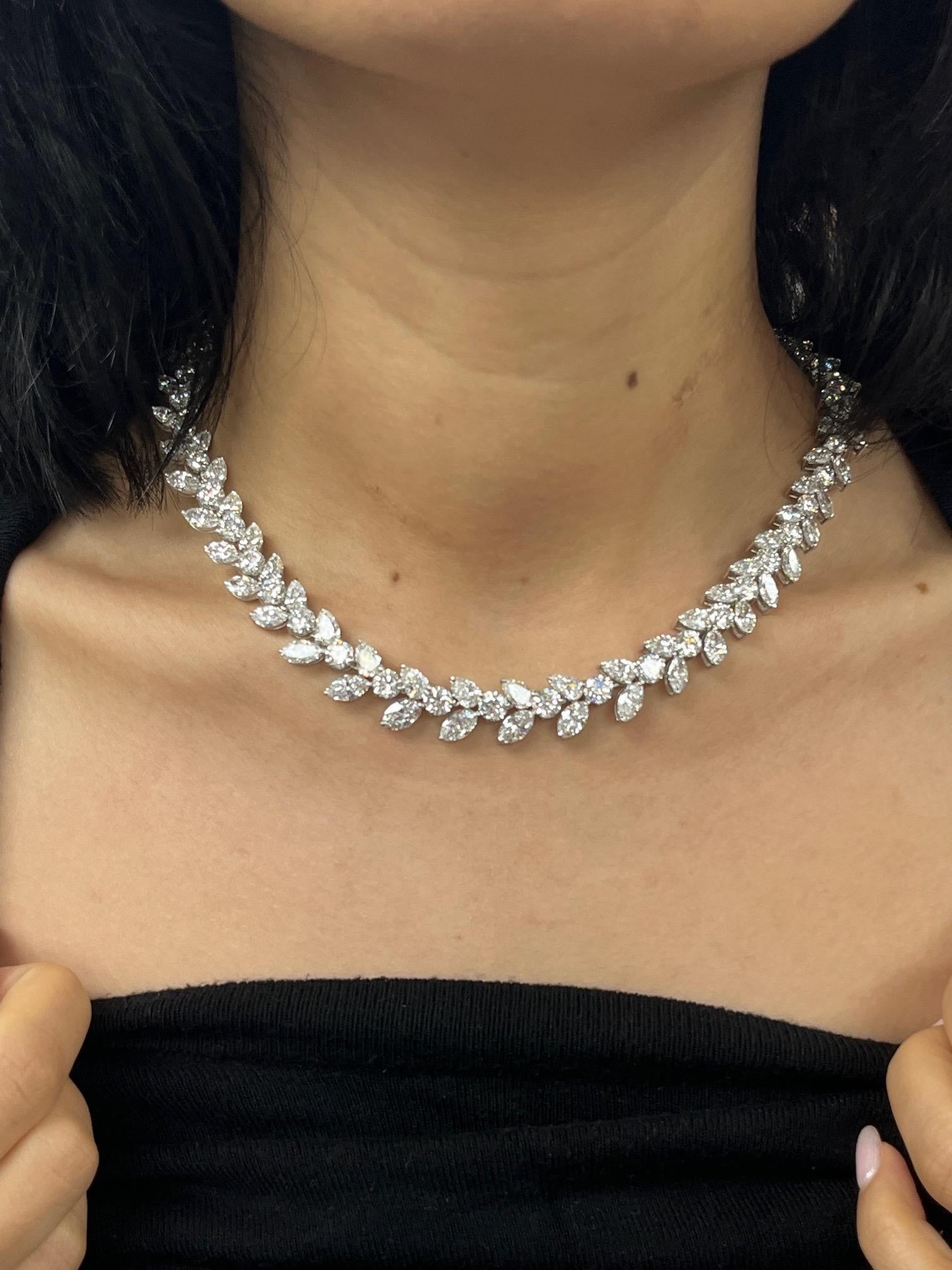 Platin-Diamant-Kreuz-Halskette mit fast 60 Karat Gesamtgewicht im Zustand „Hervorragend“ im Angebot in New York, NY