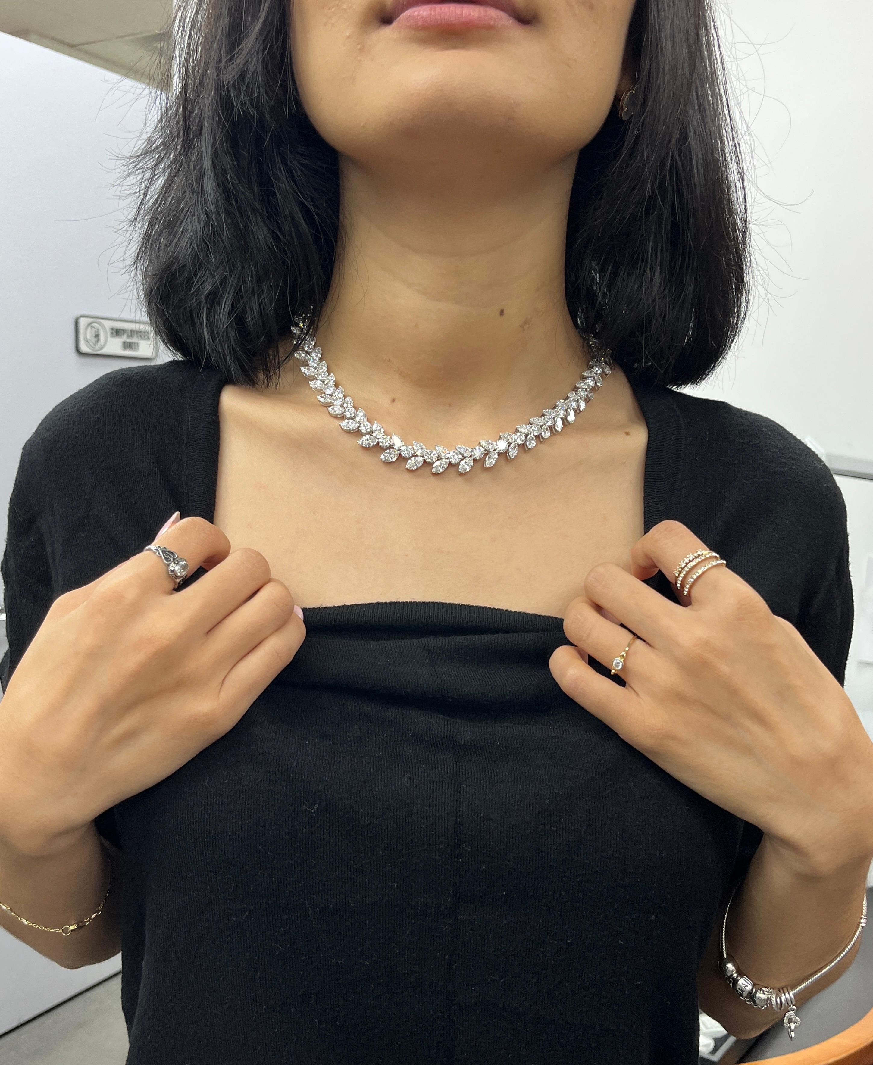 Platin-Diamant-Kreuz-Halskette mit fast 60 Karat Gesamtgewicht im Angebot 1