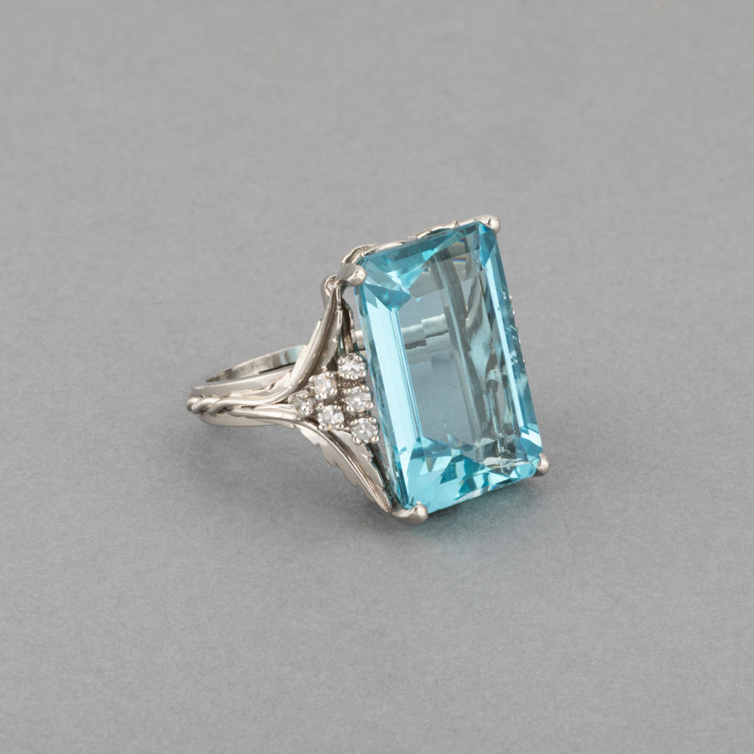 Ein schöner Vintage-Ring, hergestellt in Frankreich um 1960. 

Die handwerkliche Verarbeitung in Platin ist hochwertig, die Seiten- und Korbteile haben ein florales Design.

Französisches Markenzeichen für Platin: der alte Mann.

Der Aquamarin hat