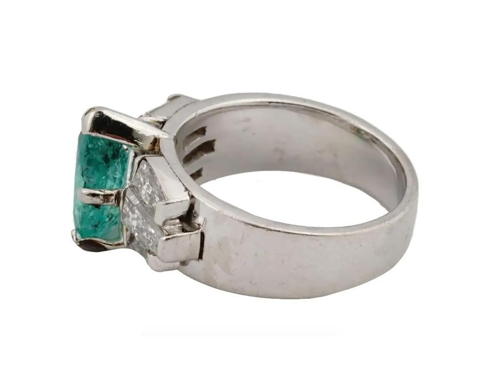 Platinum Diamonds And Emerald Engagement Ring In Good Condition For Sale In New York, NY