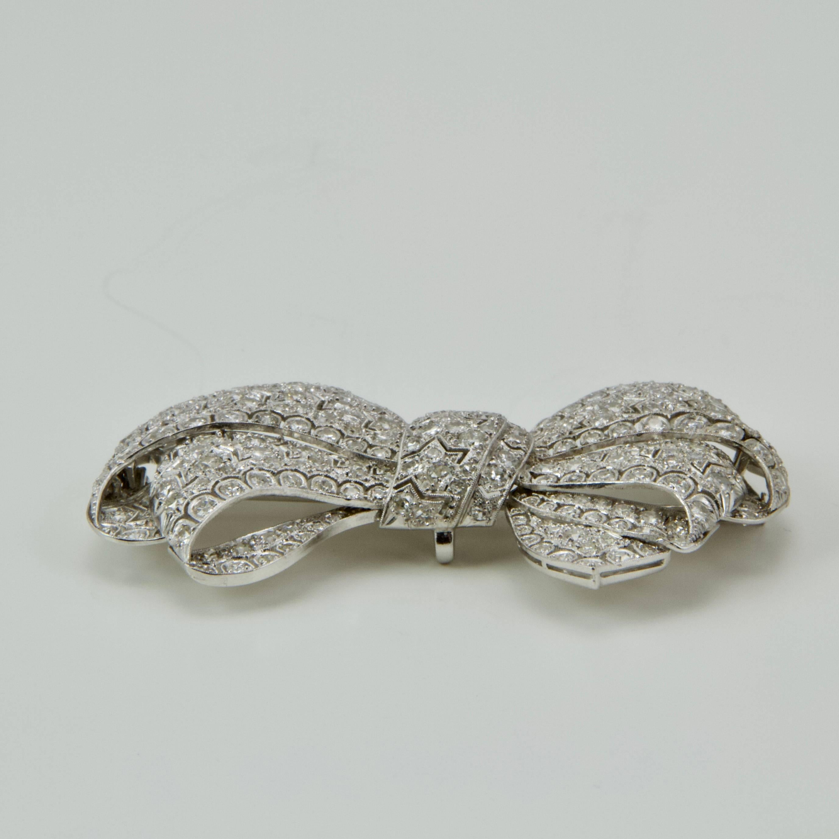 Platinum Diamonds Bow Brooch In New Condition In Paris, FR
