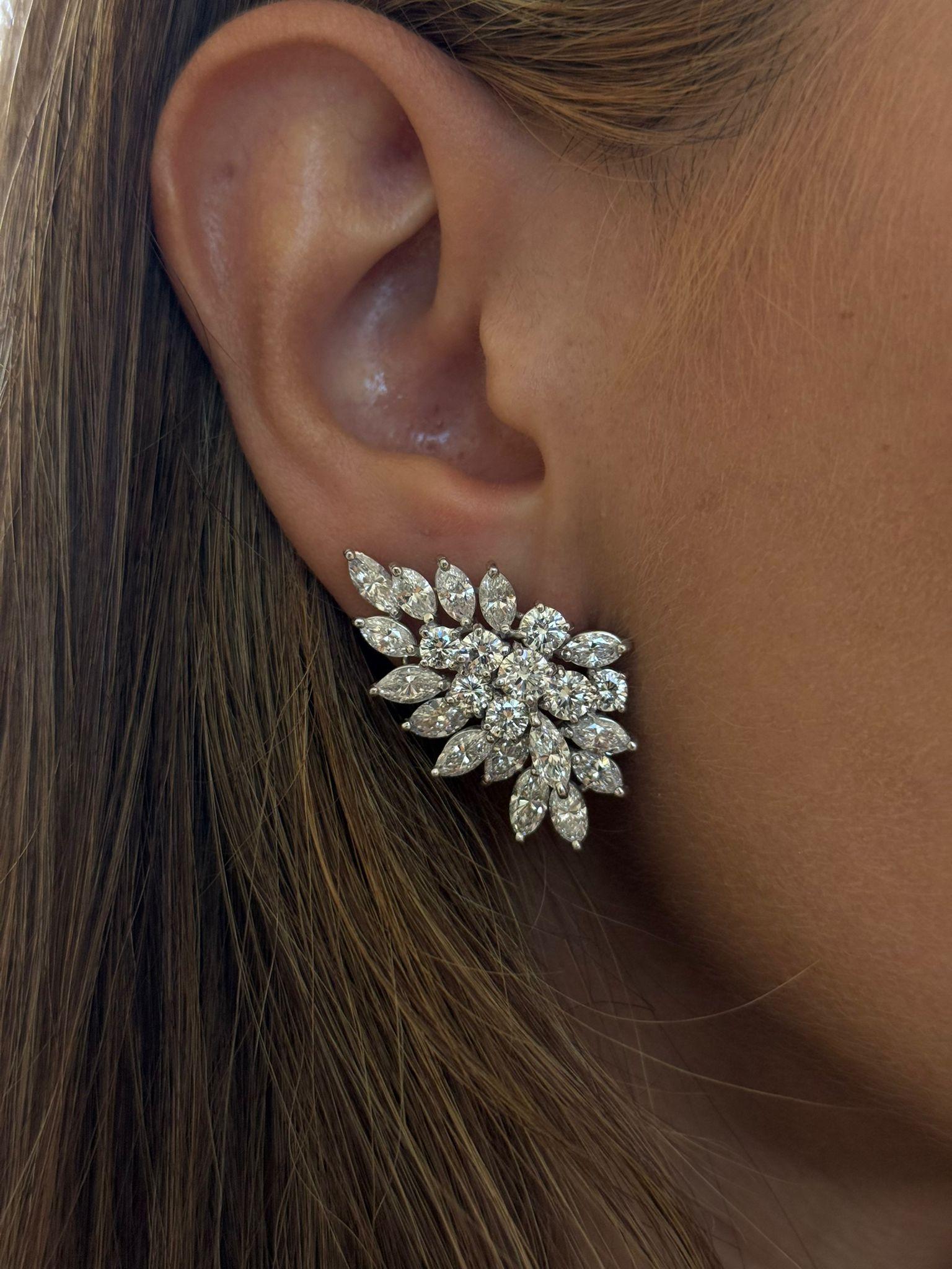 Una sinfonia di brillantezza, questi orecchini a grappolo in platino sfoggiano un fascino senza tempo con 30 diamanti taglio marquise per un totale di 7,50 carati, disposti ad arte per creare una dimensione e un flusso sorprendenti. Elegato da 16