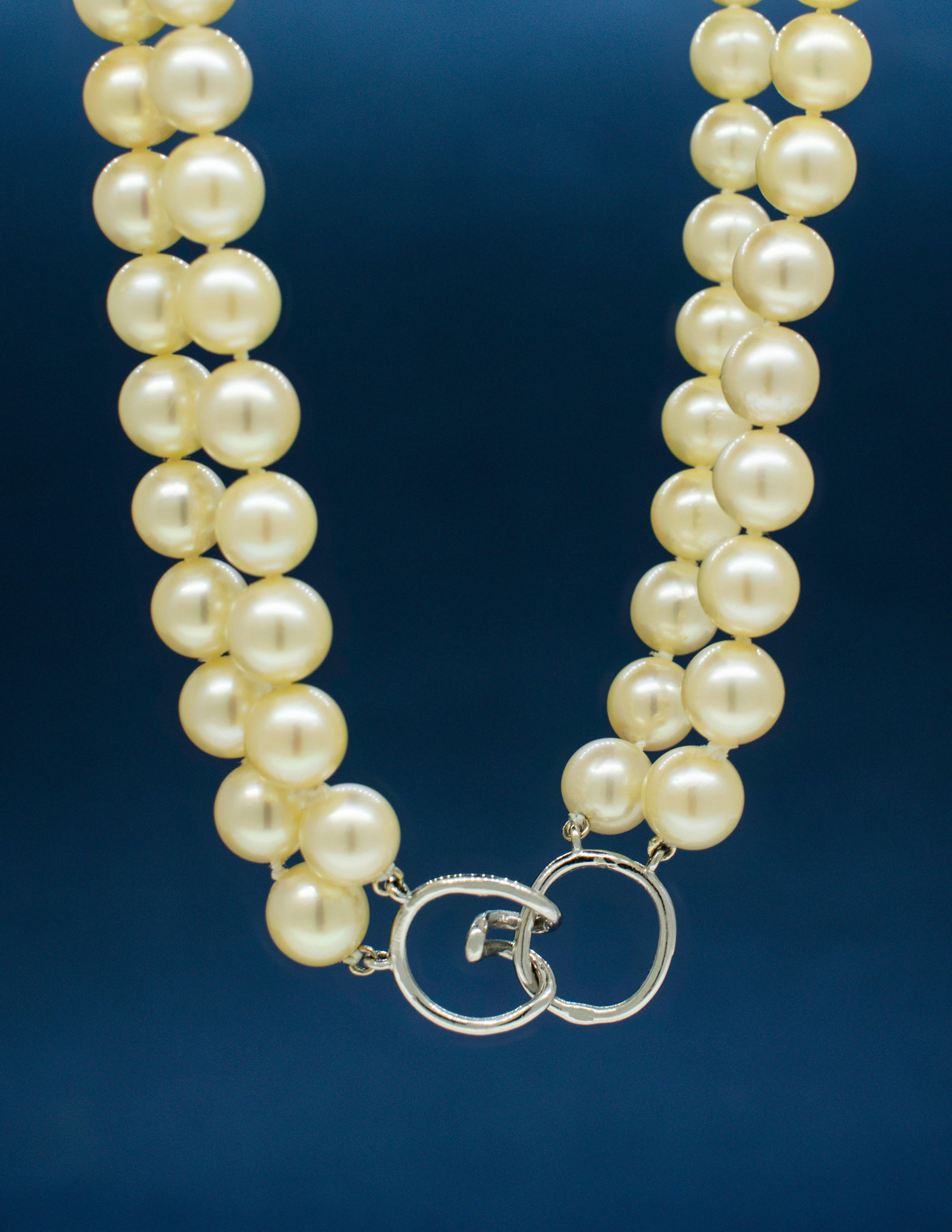 Collana da donna Art Deco con doppio filo di perle. Il pezzo centrale è un pendente realizzato in platino, riccamente ornato di diamanti e smeraldi. Ci sono 78 diamanti taglio europeo per un peso totale di 2,45 carati. I diamanti sono impreziositi