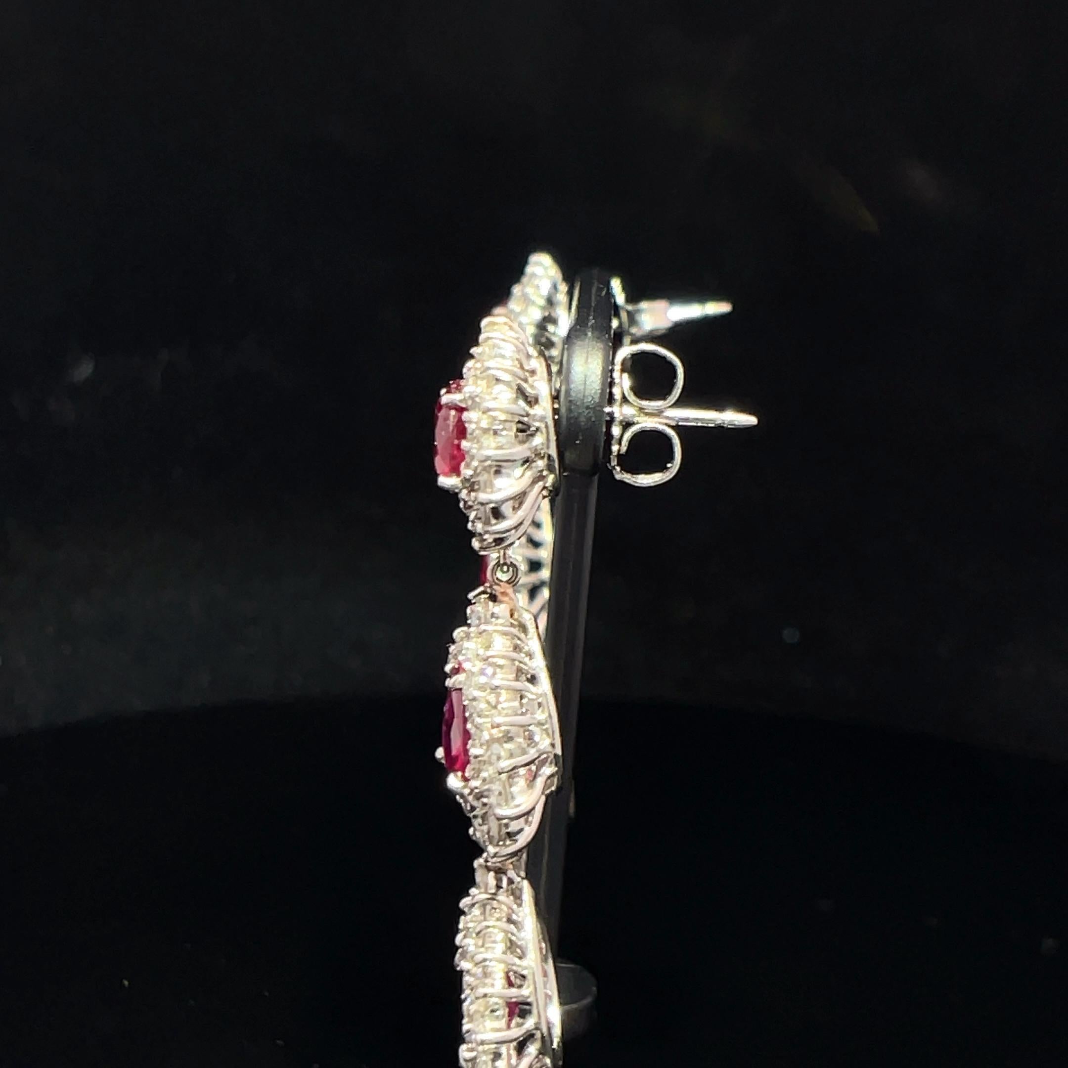 Moderne Boucles d'oreilles double pampille en platine avec halo de diamants et rubis rouge certifié GUBELIN en vente