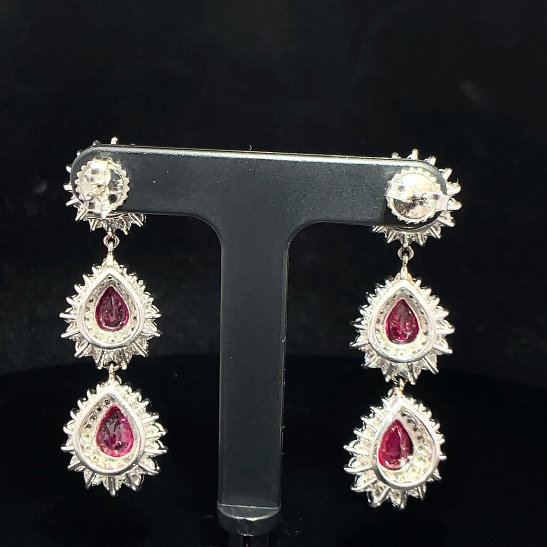 Taille poire Boucles d'oreilles double pampille en platine avec halo de diamants et rubis rouge certifié GUBELIN en vente