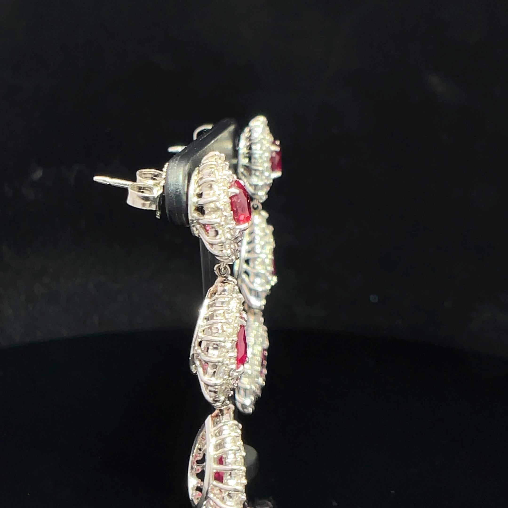 Boucles d'oreilles double pampille en platine avec halo de diamants et rubis rouge certifié GUBELIN Excellent état - En vente à New York, NY