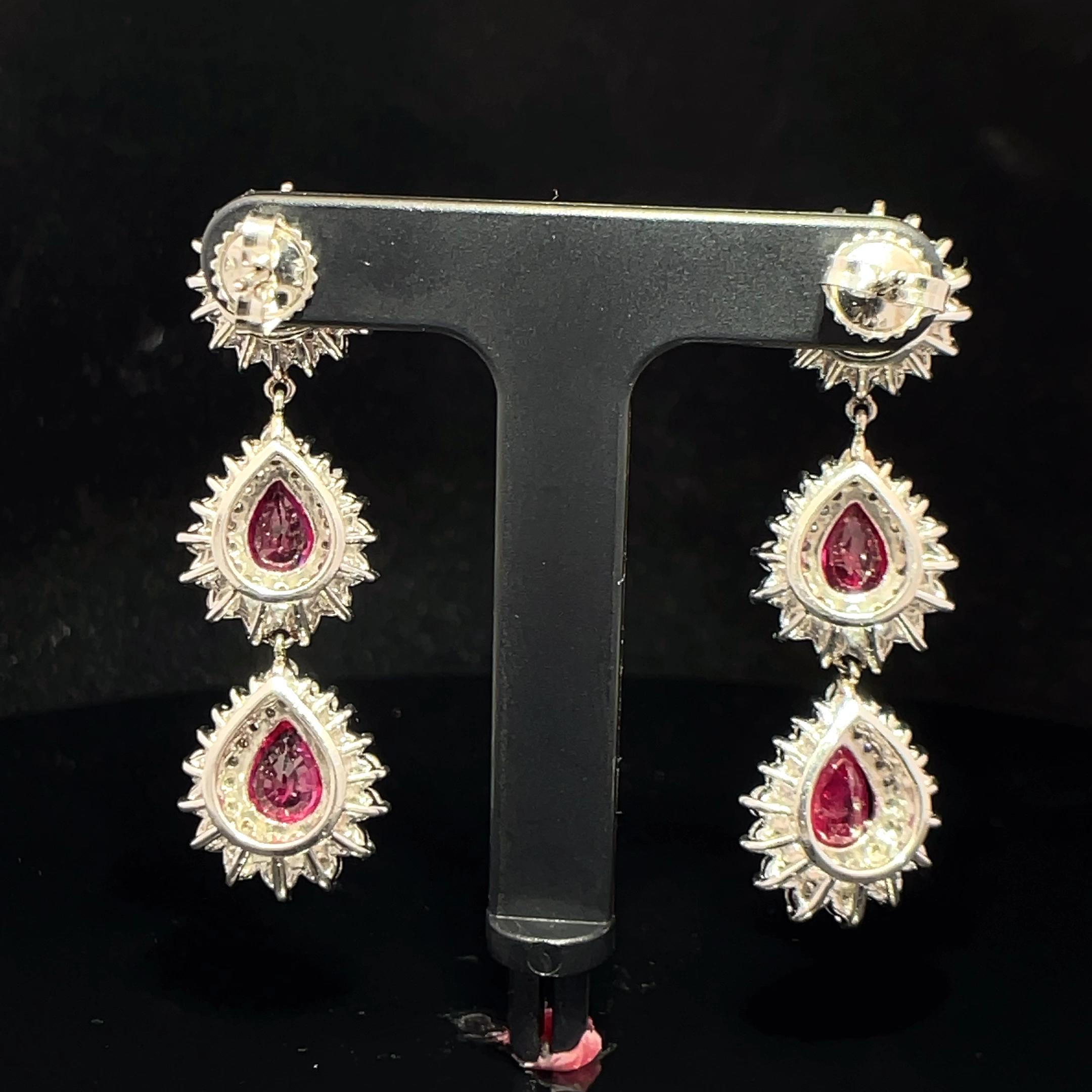 Boucles d'oreilles double pampille en platine avec halo de diamants et rubis rouge certifié GUBELIN en vente 1