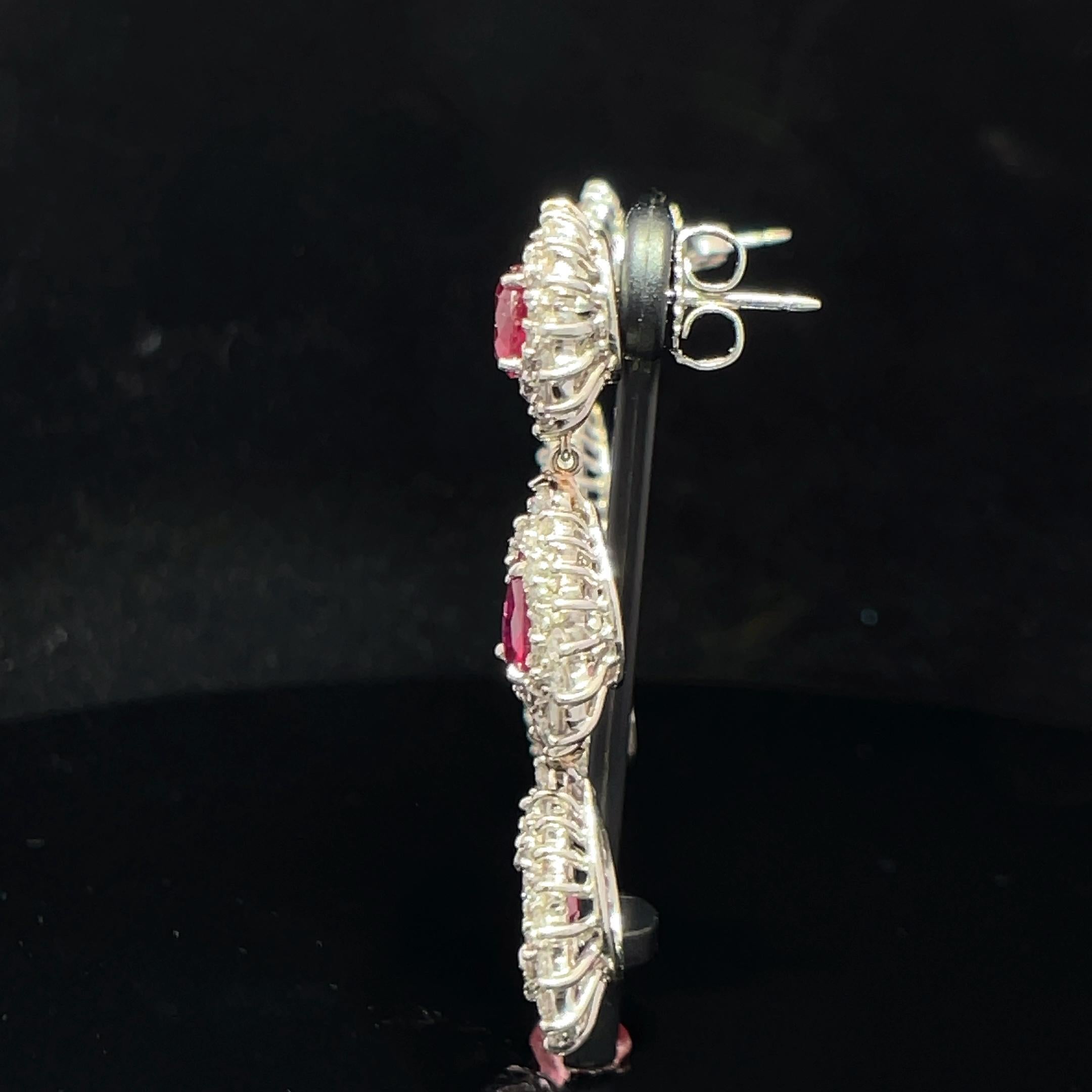 Lasciati conquistare dalla squisita eleganza dei nostri splendidi orecchini con rubino rosso e diamanti bianchi, un vero e proprio capolavoro realizzato per gli amanti dei gioielli più esigenti. Incastonati in un lussuoso platino, questi orecchini