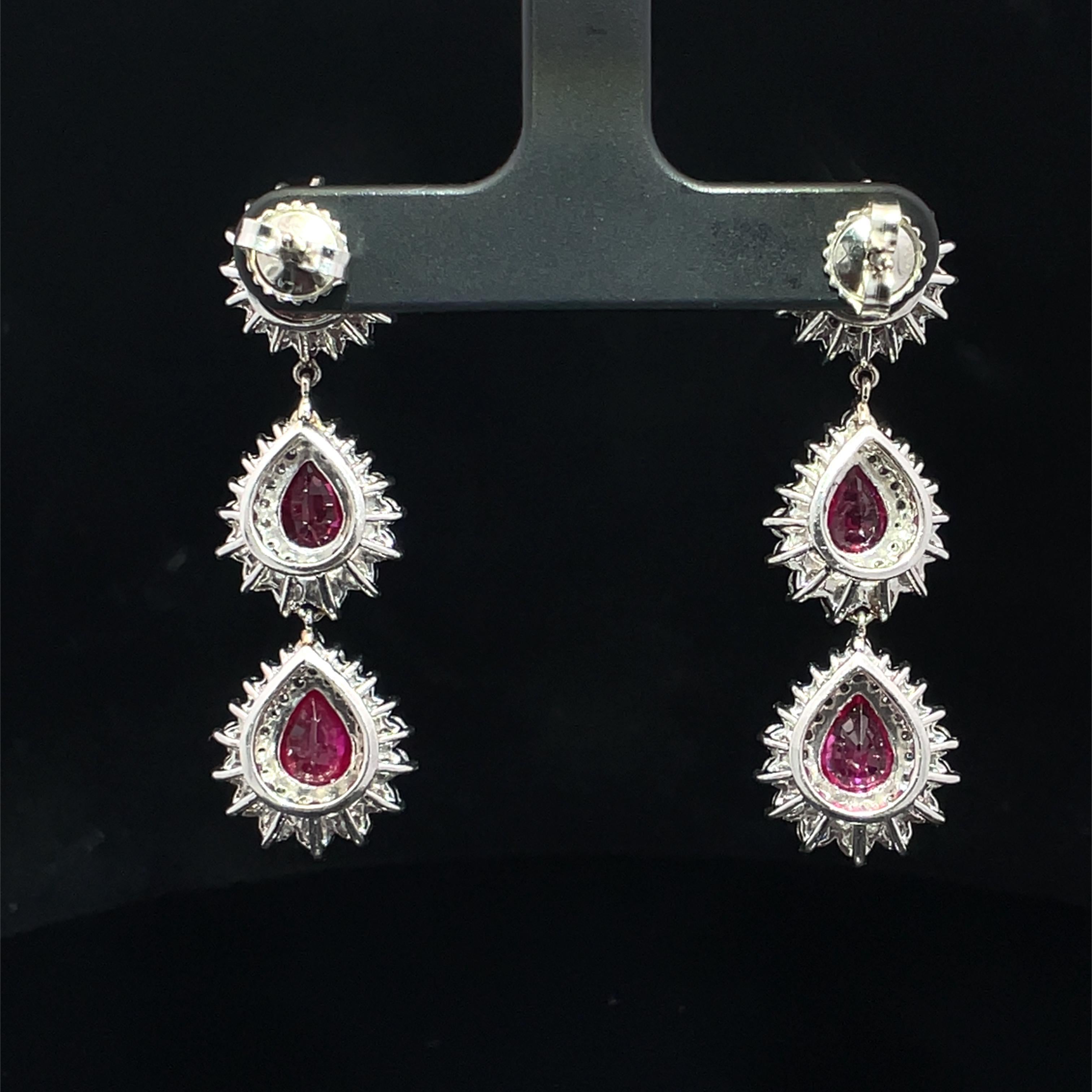 Taglio a goccia Orecchini in platino con diamante a raggiera e rubino rosso a doppio penzoloni in vendita
