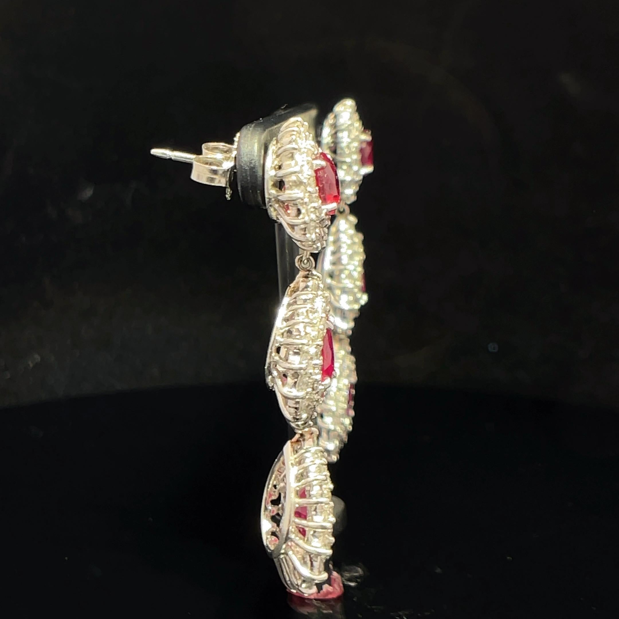 Orecchini in platino con diamante a raggiera e rubino rosso a doppio penzoloni in vendita 4