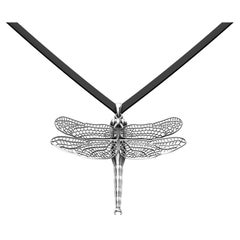 Platin Drache fliegend