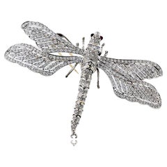 Spilla di platino con diamante a forma di libellula e occhi di rubino