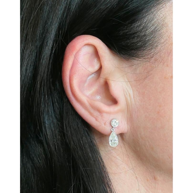 Art déco Boucles d'oreilles pendantes en platine Diamant taille poire et diamant rond taille brillant en vente