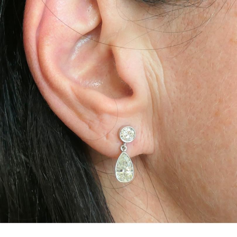 Taille poire Boucles d'oreilles pendantes en platine Diamant taille poire et diamant rond taille brillant en vente