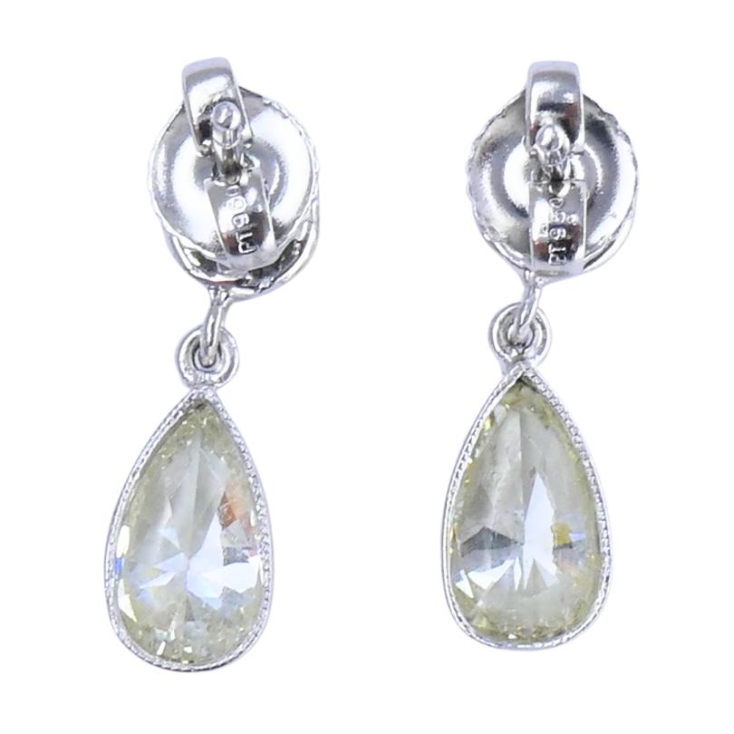 Boucles d'oreilles pendantes en platine Diamant taille poire et diamant rond taille brillant Bon état - En vente à Beverly Hills, CA