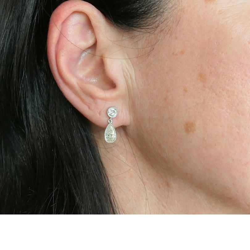 Boucles d'oreilles pendantes en platine Diamant taille poire et diamant rond taille brillant en vente 1