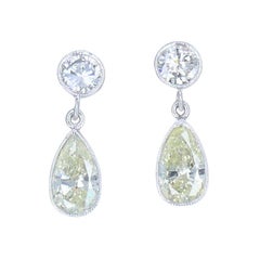 Orecchini a goccia in platino con diamante taglio pera e diamante rotondo taglio Brilliante