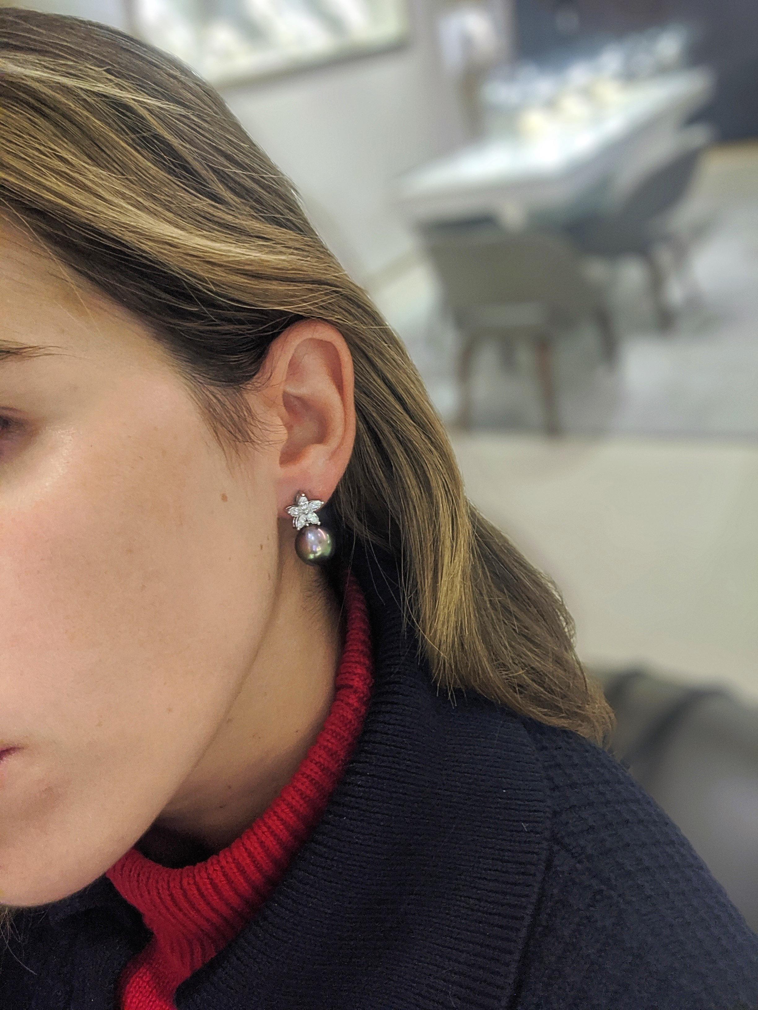 Boucles d'oreilles pendantes en platine avec diamants de 1,48 carat et perles de Tahiti noires Neuf - En vente à New York, NY