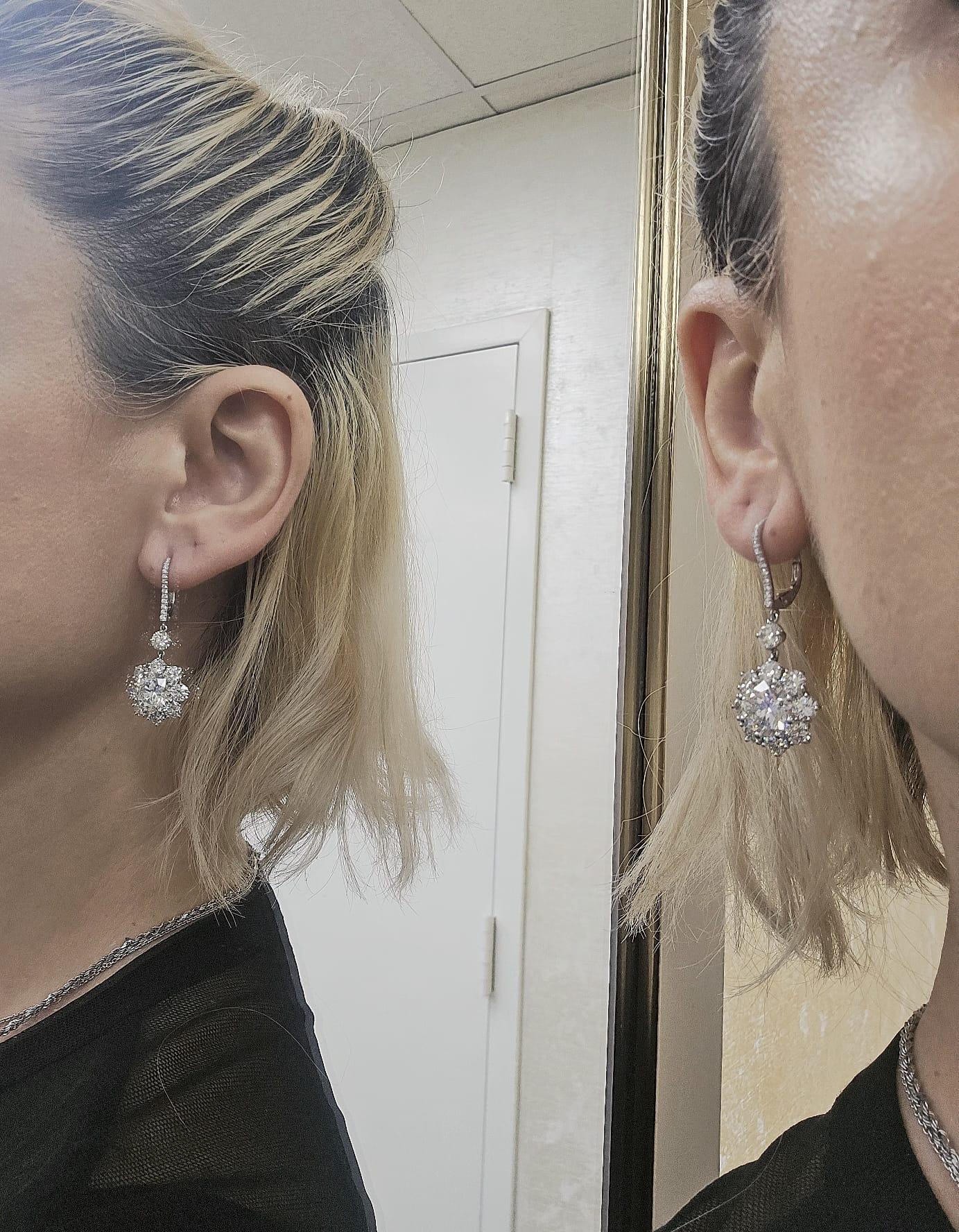 Platin-Tropfenohrringe mit Diamanten in der Mitte Damen im Angebot