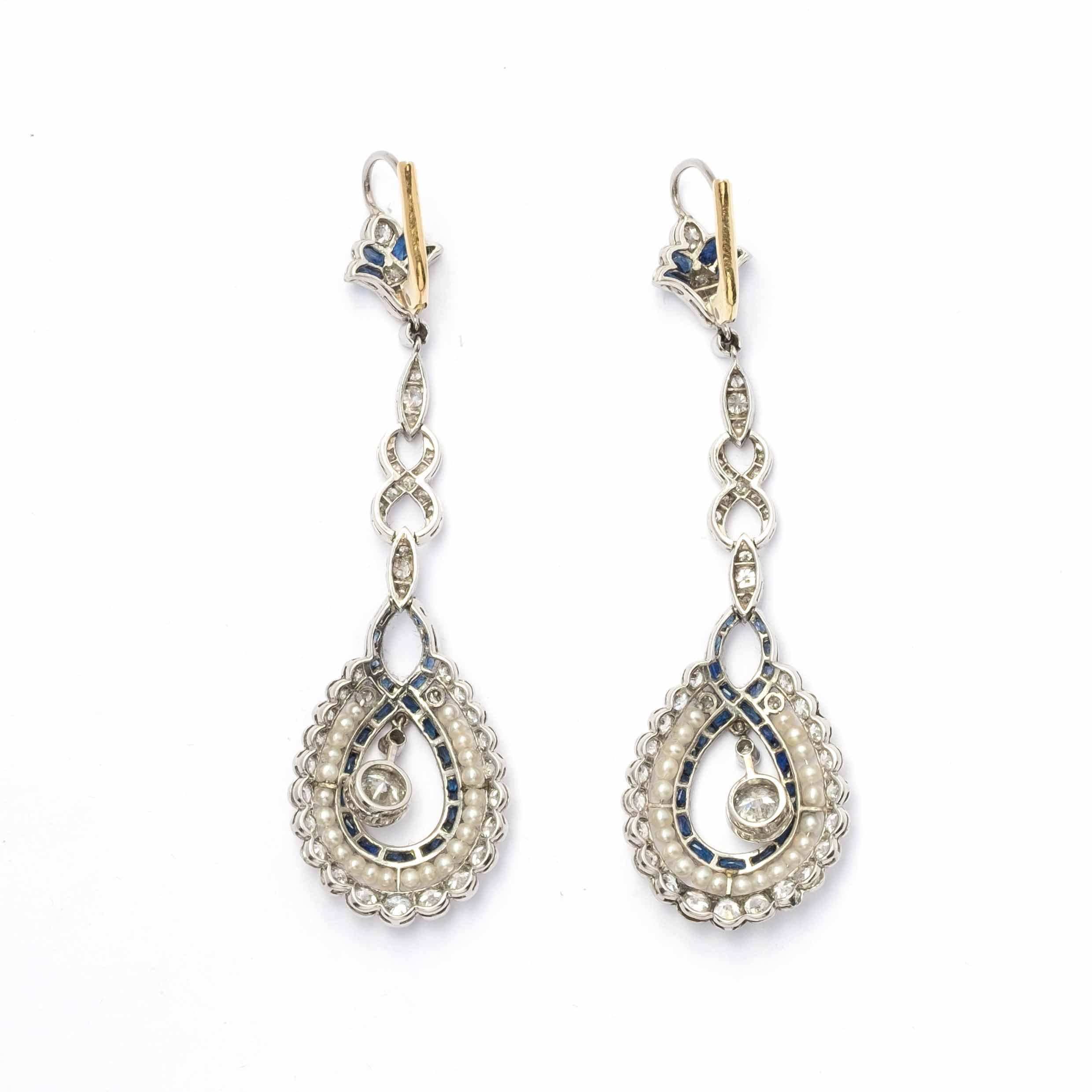 Superbes boucles d'oreilles en platine de la période Art Déco, finement travaillées à la main avec une élégance remarquable. Les montures sont ornées de diamants taille ancienne totalisant environ 3,5 ct (1 ct dans les pierres centrales les plus
