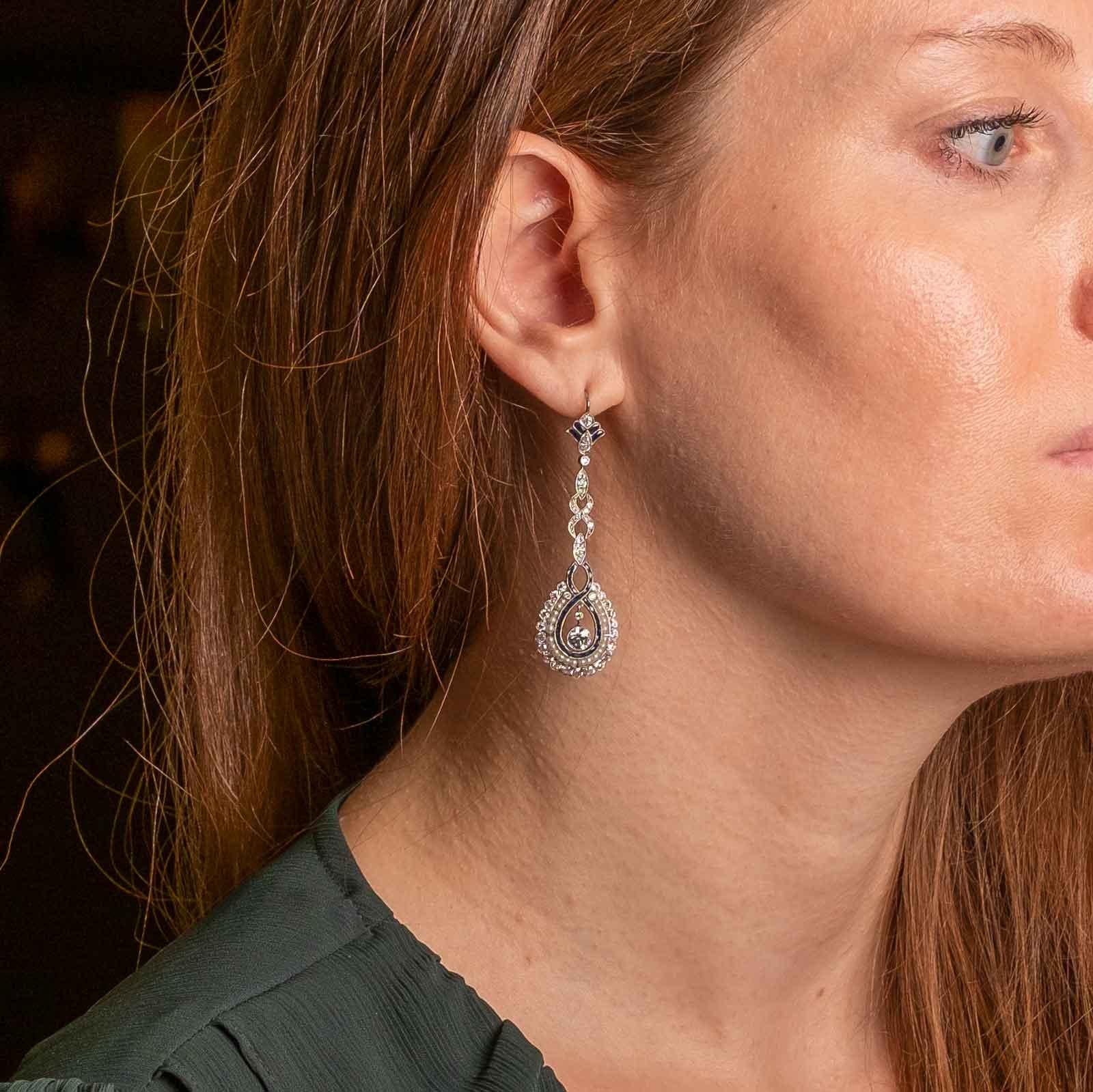 Art déco Pendants d'oreilles en platine avec diamants, saphirs et perles - Période Art Déco en vente