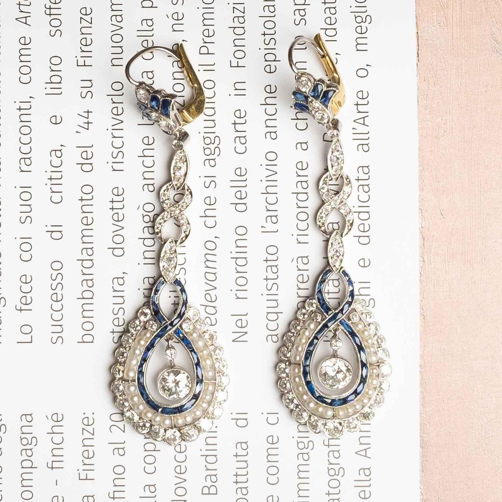 Taille ronde Pendants d'oreilles en platine avec diamants, saphirs et perles - Période Art Déco en vente