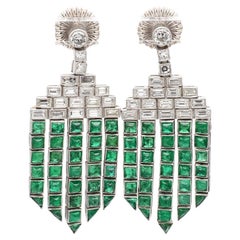 Orecchini in platino con diamanti baguette da 2,15 carati e smeraldi cabochon da 7,30 carati