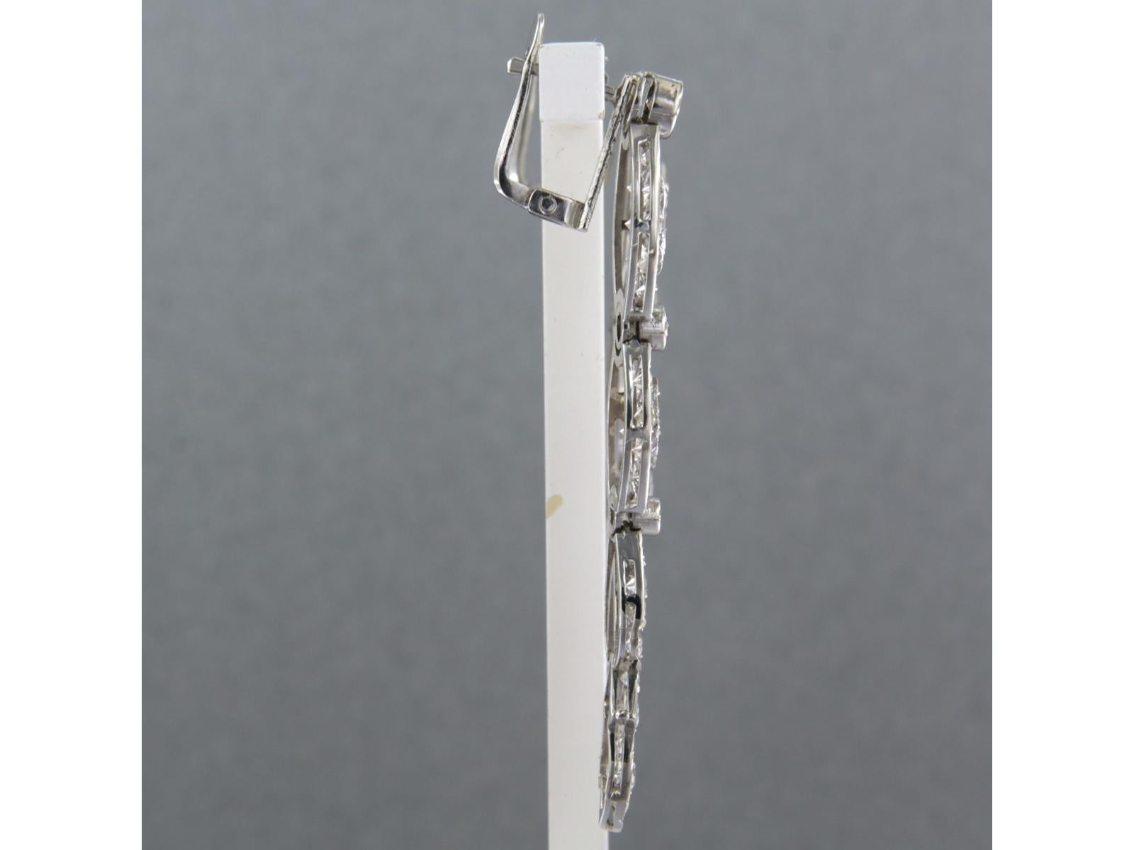 Boucles d'oreilles en platine serties de diamants taille brillant jusqu'à 2,50 ct - G/H - SI/P1

Description détaillée :

Les boucles d'oreilles mesurent environ 4,5 cm de long et 7,9 mm de large.

Les boucles d'oreilles se ferment à l'aide d'un