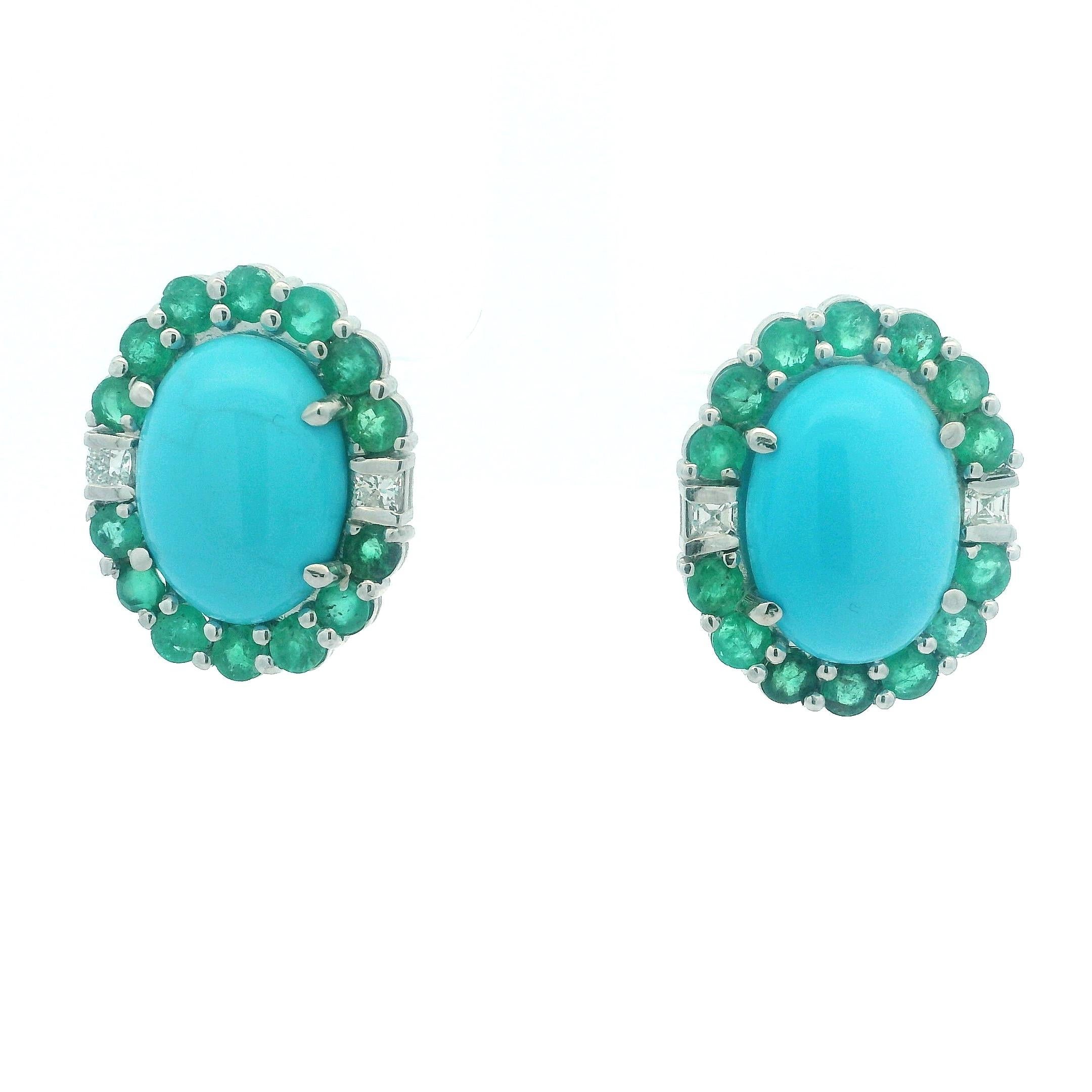 Un paio di eleganti orecchini da cocktail del Mid-Century, realizzati in Italia intorno agli anni '60-'70, che mostrano la bellezza sorprendente del turchese persiano incorniciato da smeraldi vivaci e impreziosito da diamanti.
Al centro di ogni