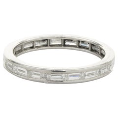 Bracelet en platine serti de diamants baguettes de la chaîne Est-Ouest