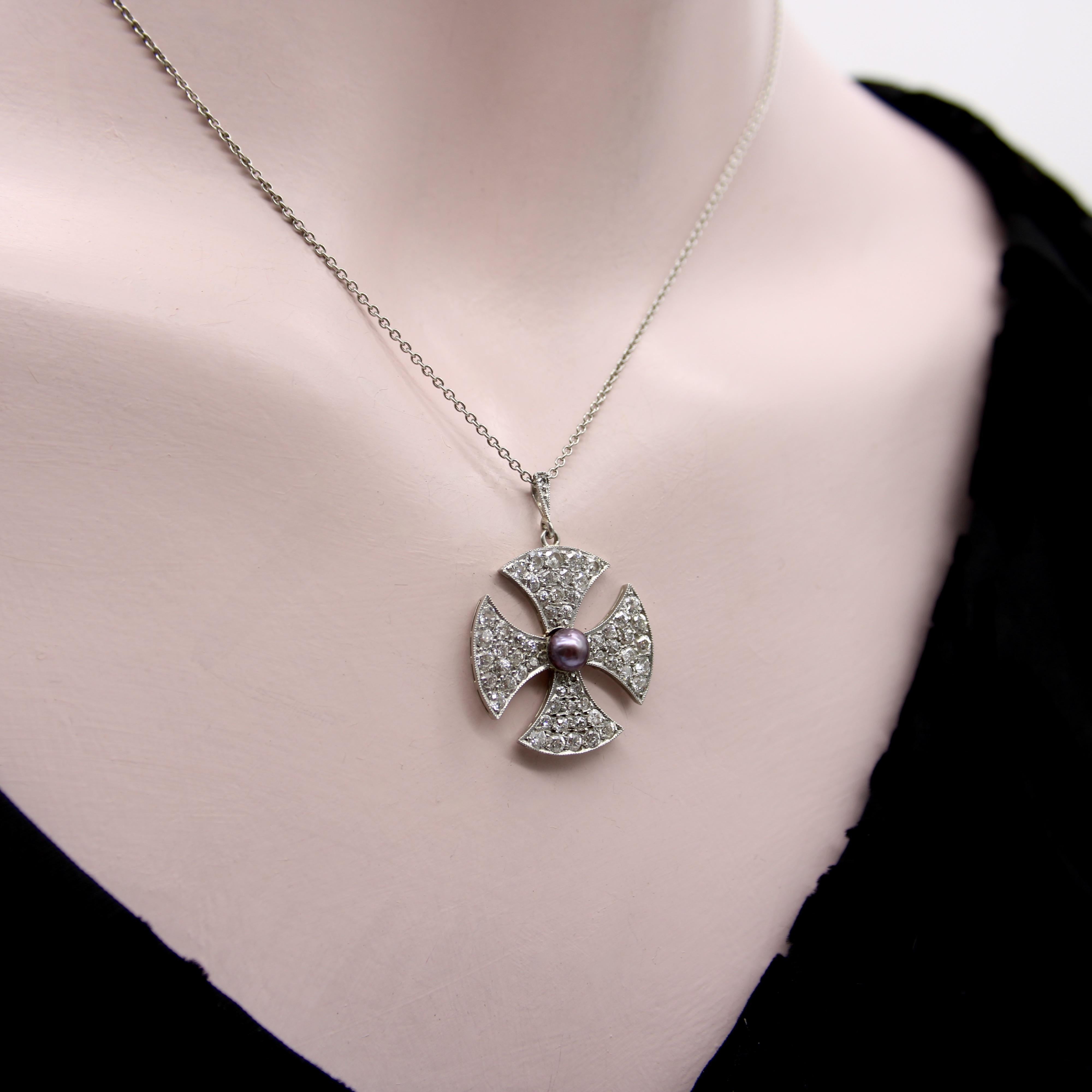 Croix de Malte édouardienne incrustée de diamants et d'un collier central en perles noires en vente 4