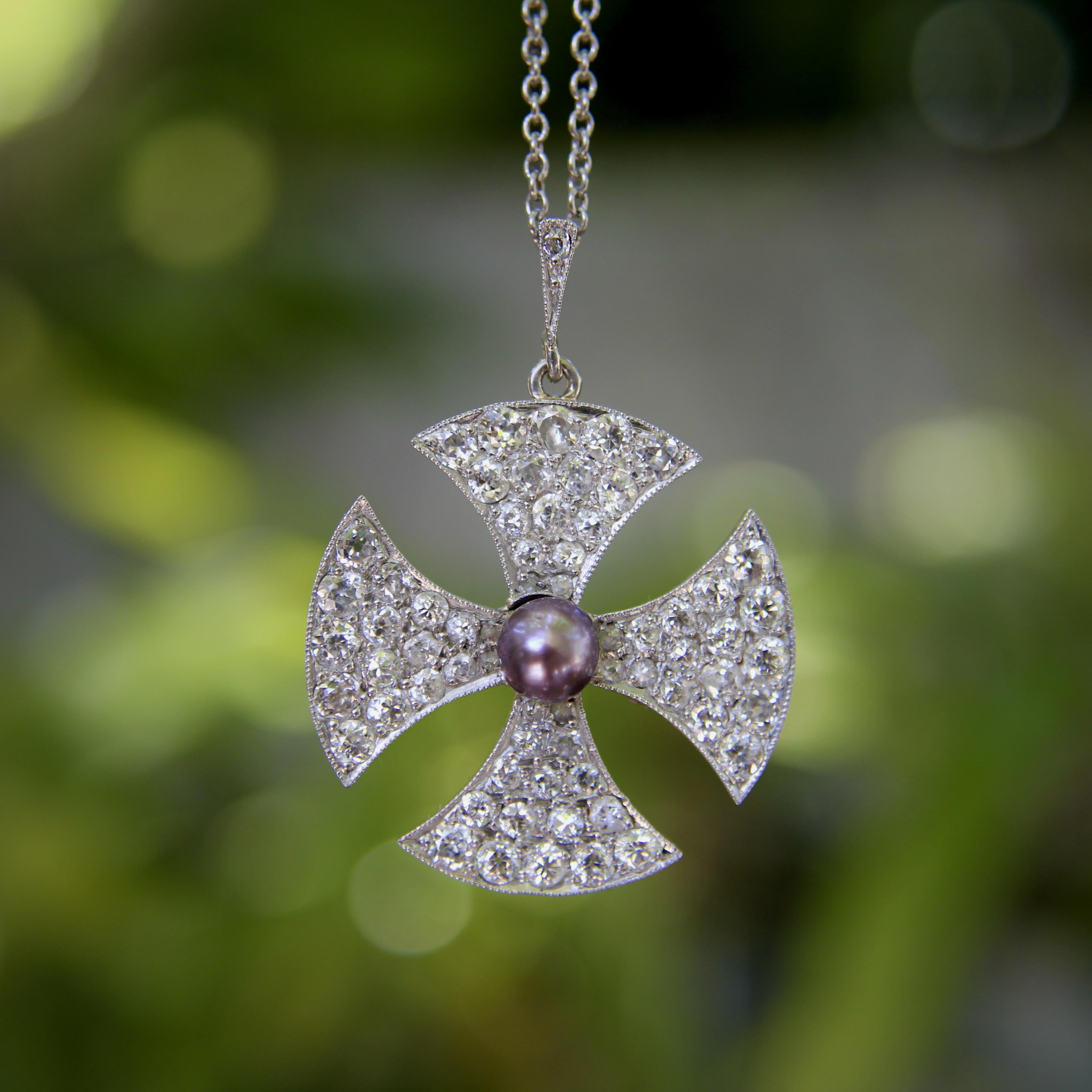Croix de Malte édouardienne incrustée de diamants et d'un collier central en perles noires en vente 5