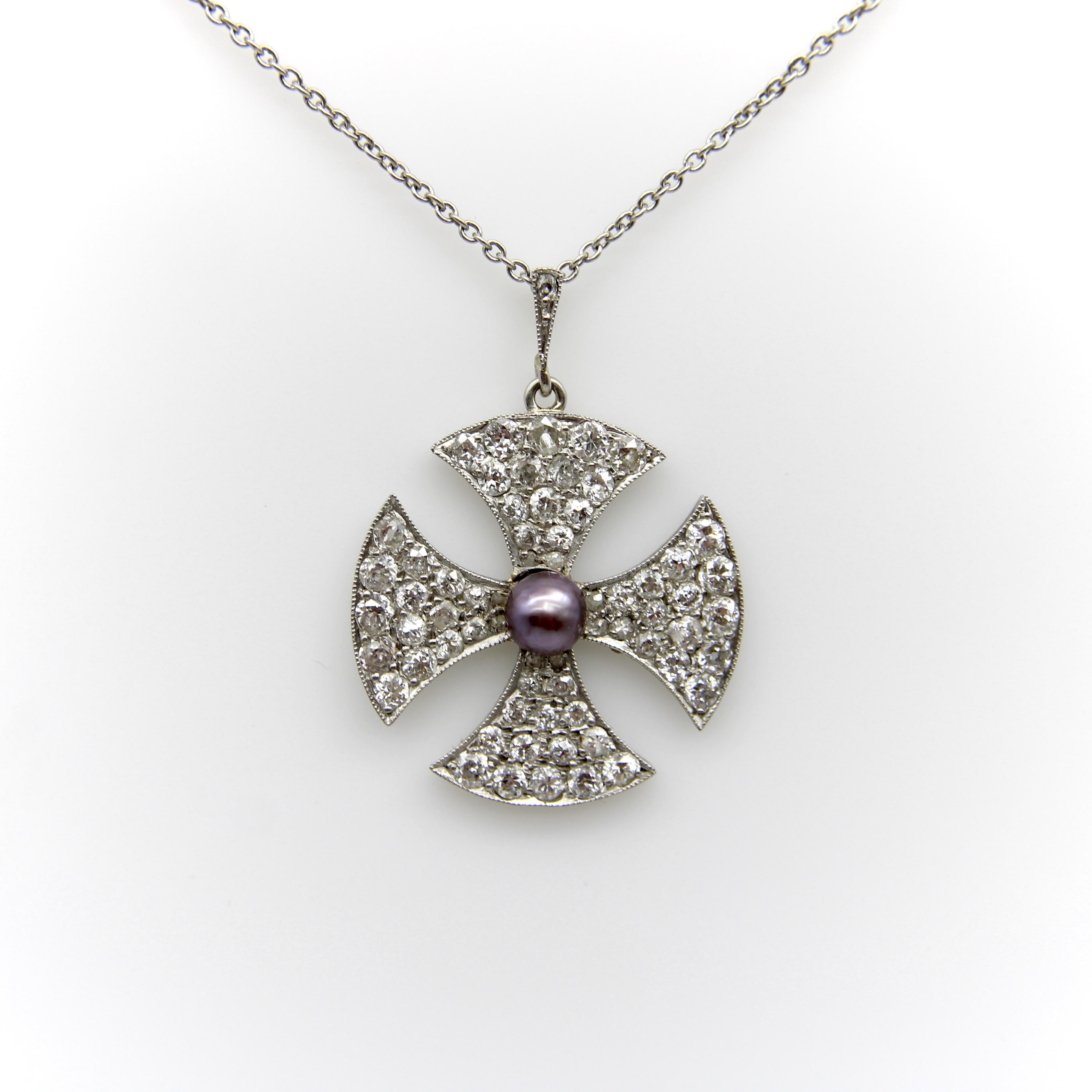 Datant de l'époque édouardienne, cette croix de Malte est magistralement réalisée en platine et incrustée de 85 diamants de taille Old Mine et Old European Cut. Les diamants sont sertis en perle, tous avec des tables hautes, pour une présence