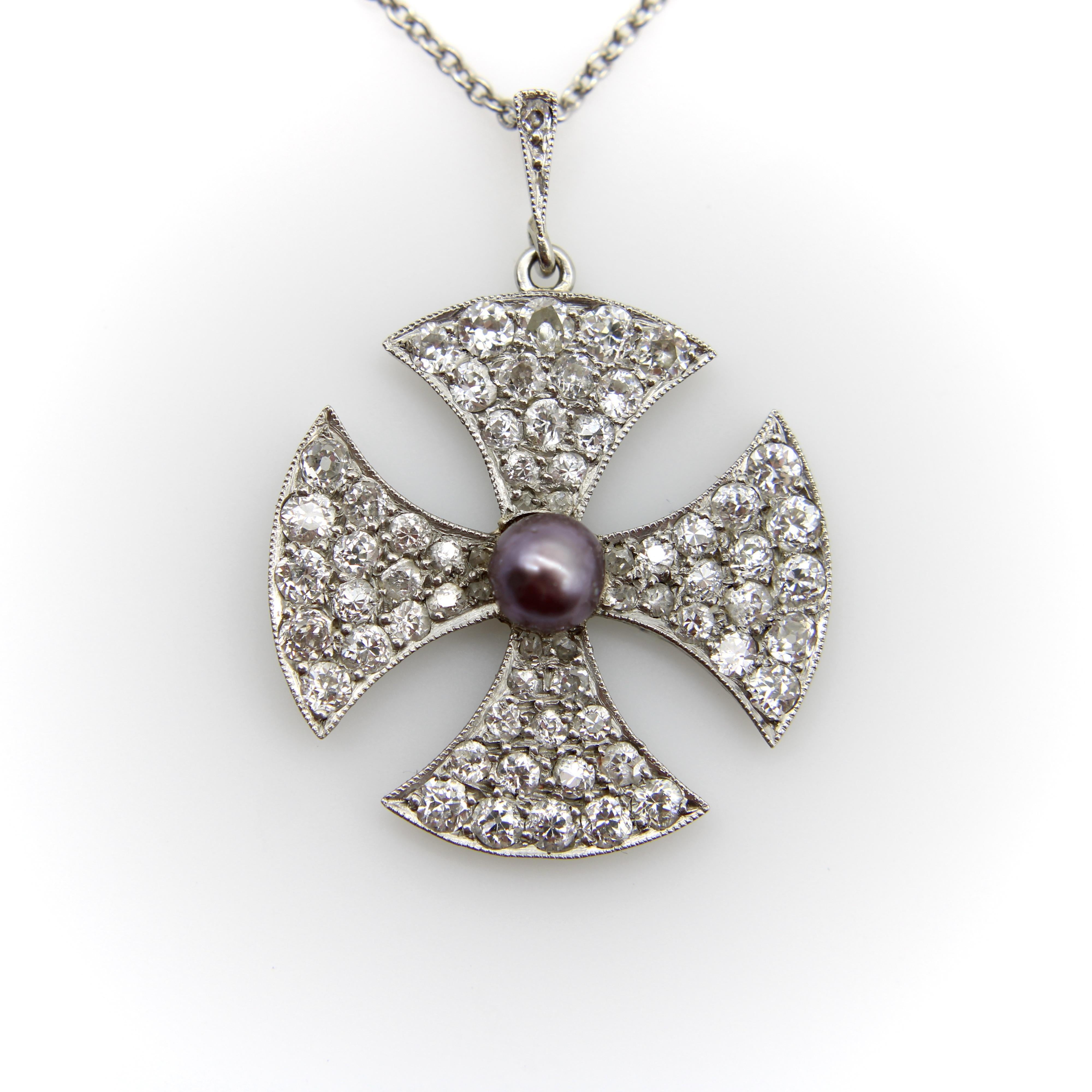 Édouardien Croix de Malte édouardienne incrustée de diamants et d'un collier central en perles noires en vente