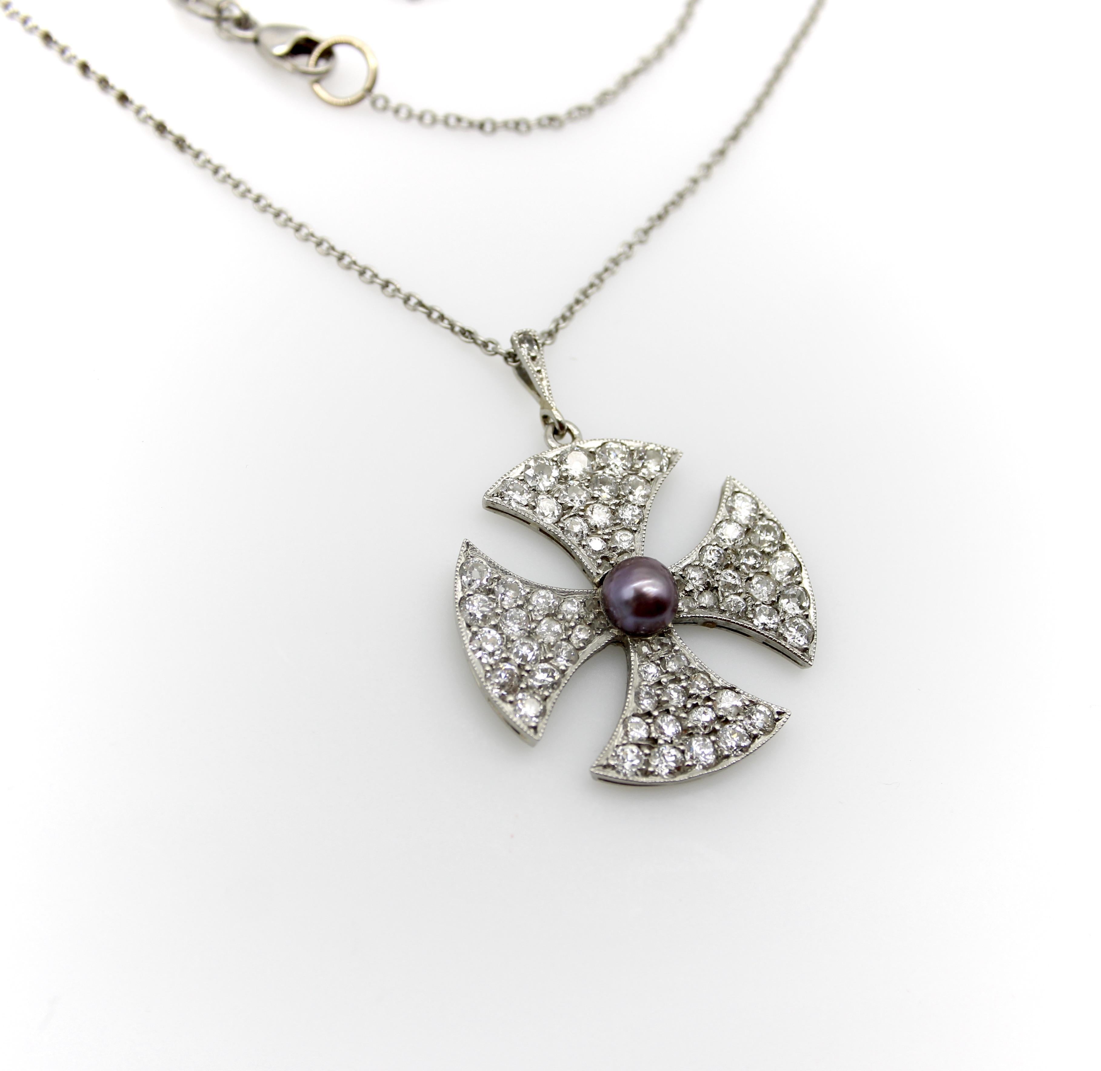 Taille vieille Europe Croix de Malte édouardienne incrustée de diamants et d'un collier central en perles noires en vente