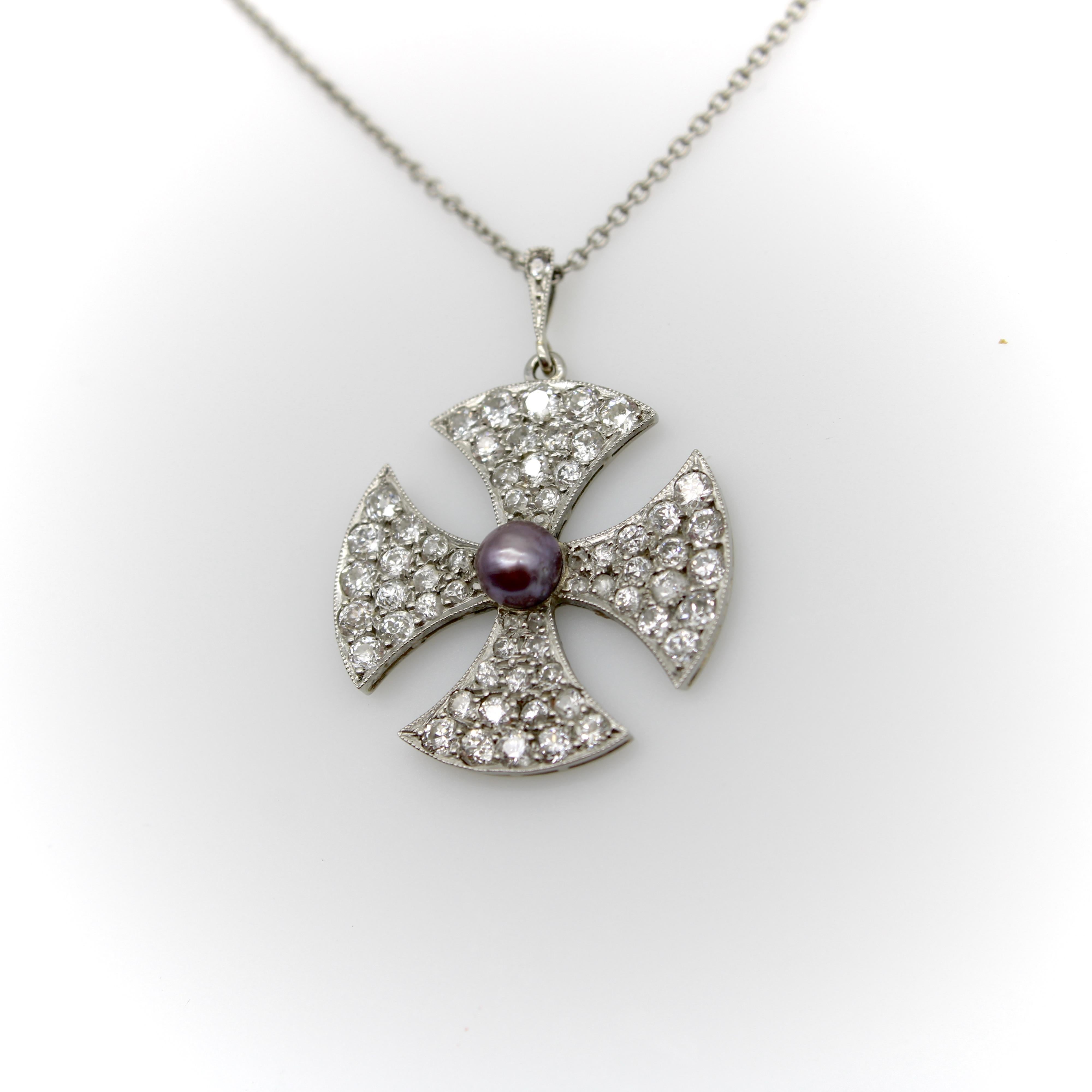 Croix de Malte édouardienne incrustée de diamants et d'un collier central en perles noires Bon état - En vente à Venice, CA